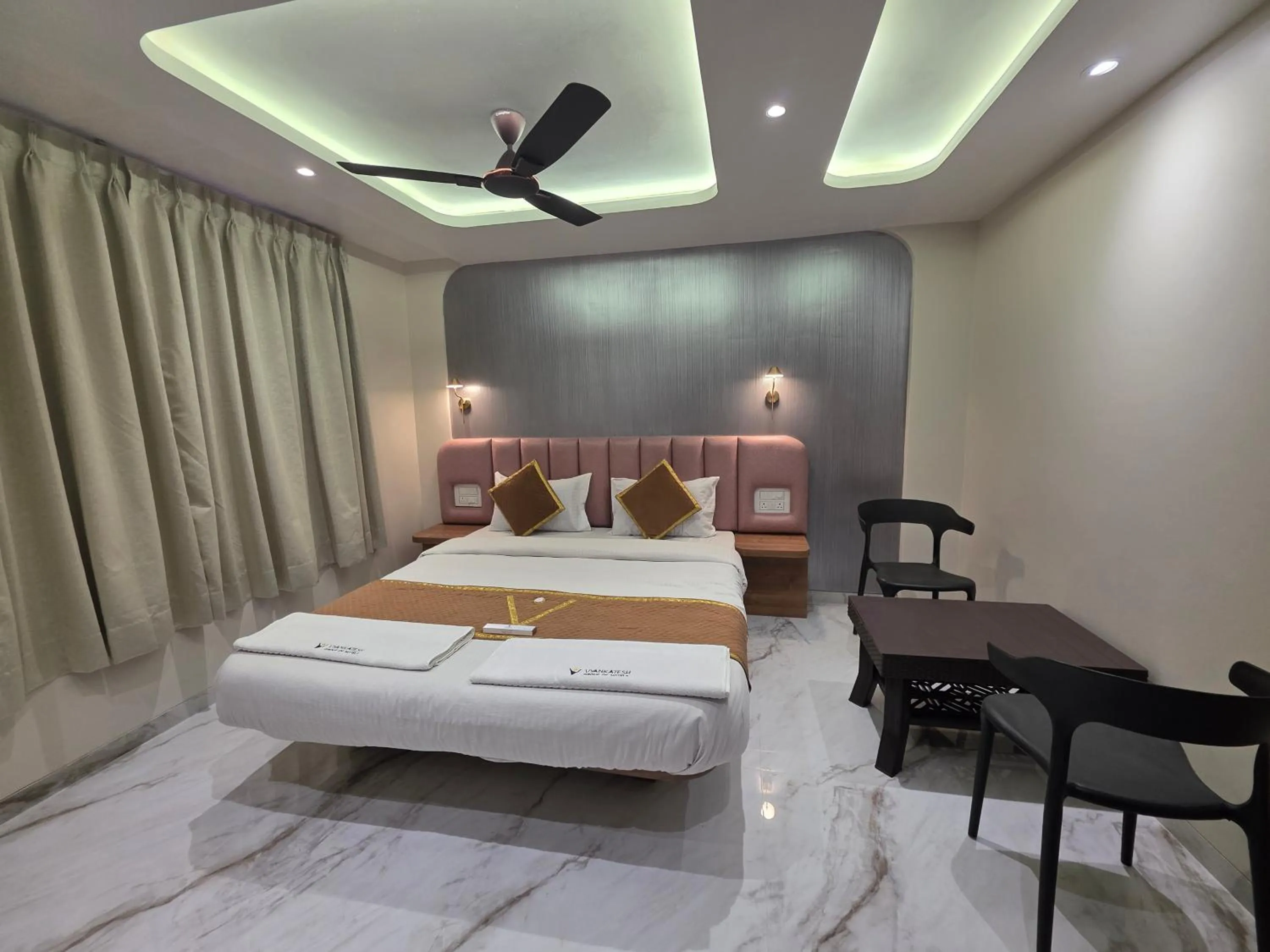 Bedroom in Hotel Vyankatesh & Pure Veg Restaurant