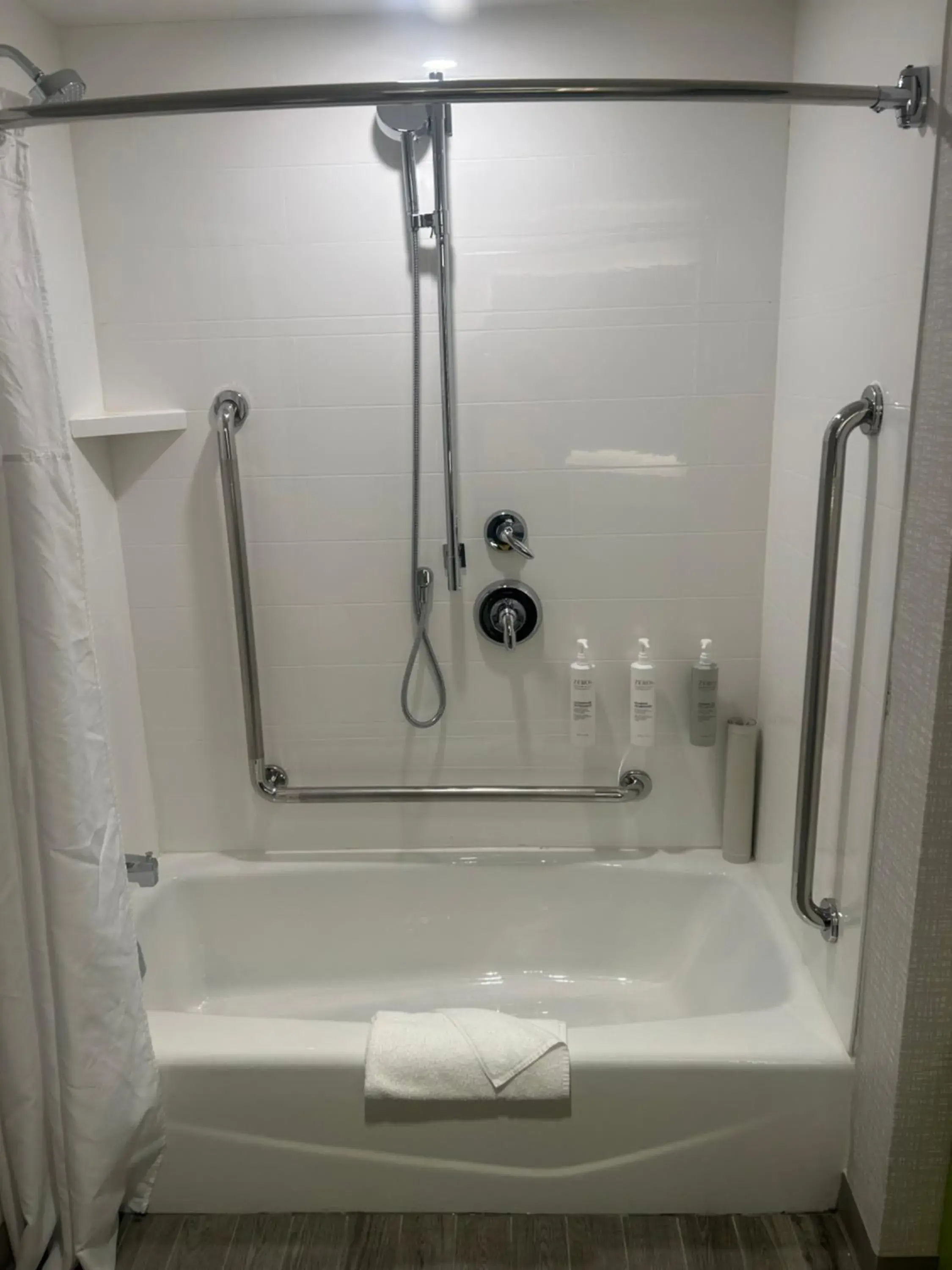 King Room with Accessible Tub - Mobility and Hearing Access/Non-Smoking in Hampton Inn By Hilton Kingston King Room with Accessible Tub - Mobility and Hearing Access/Non-Smoking in Hampton Inn By Hilton Kingston