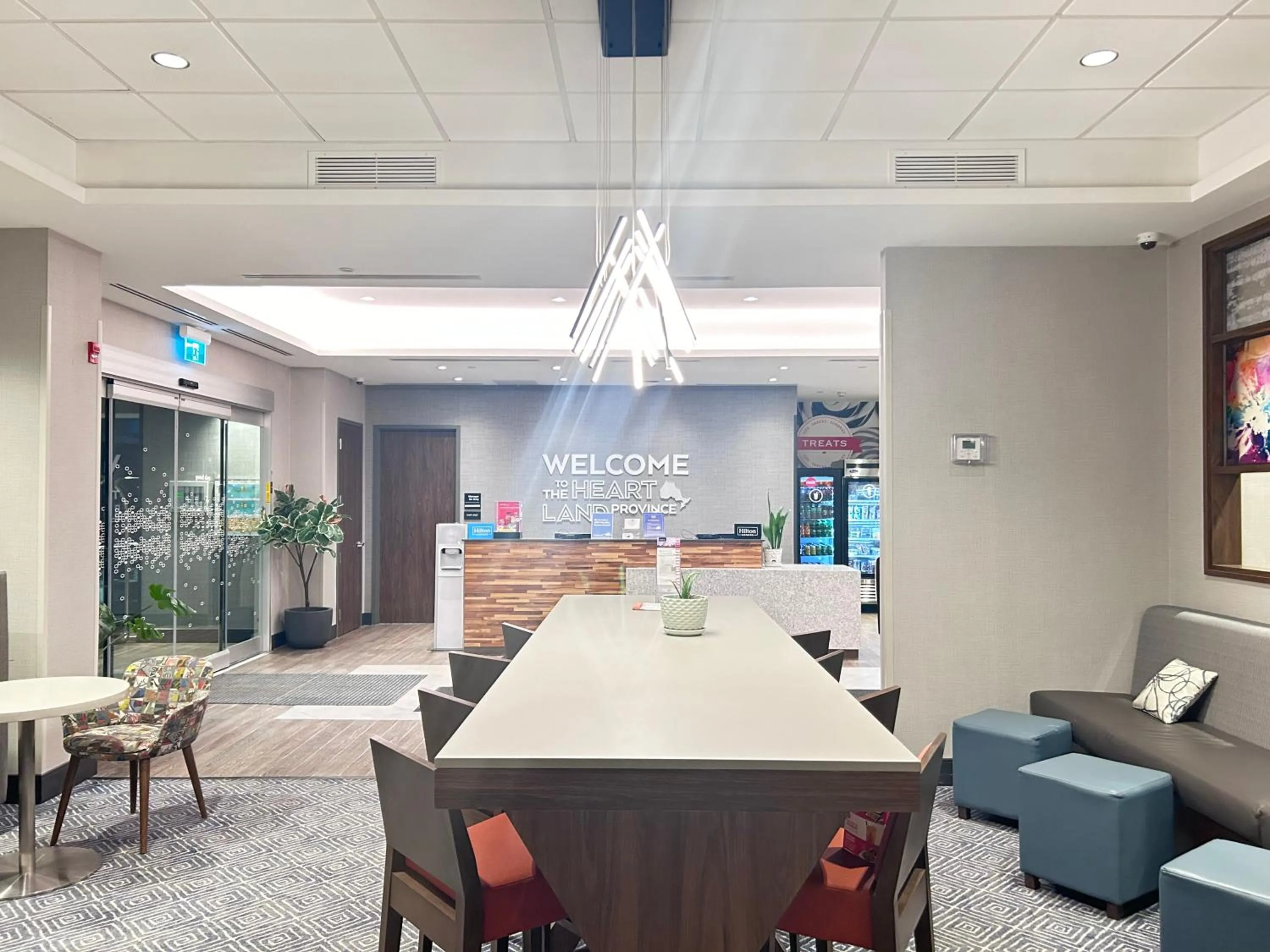 Seating area in Hampton Inn By Hilton Kingston