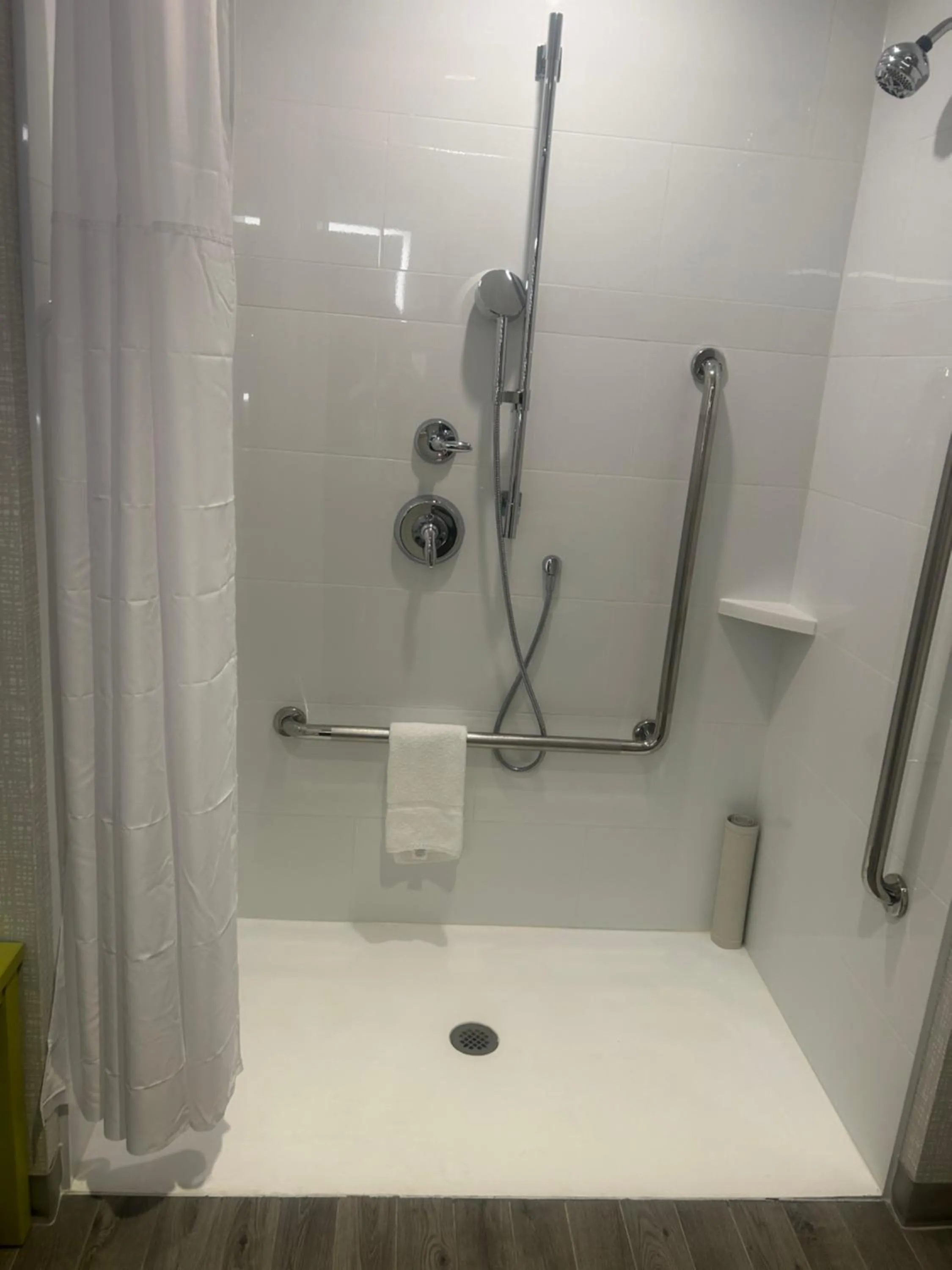 Shower in Hampton Inn By Hilton Kingston