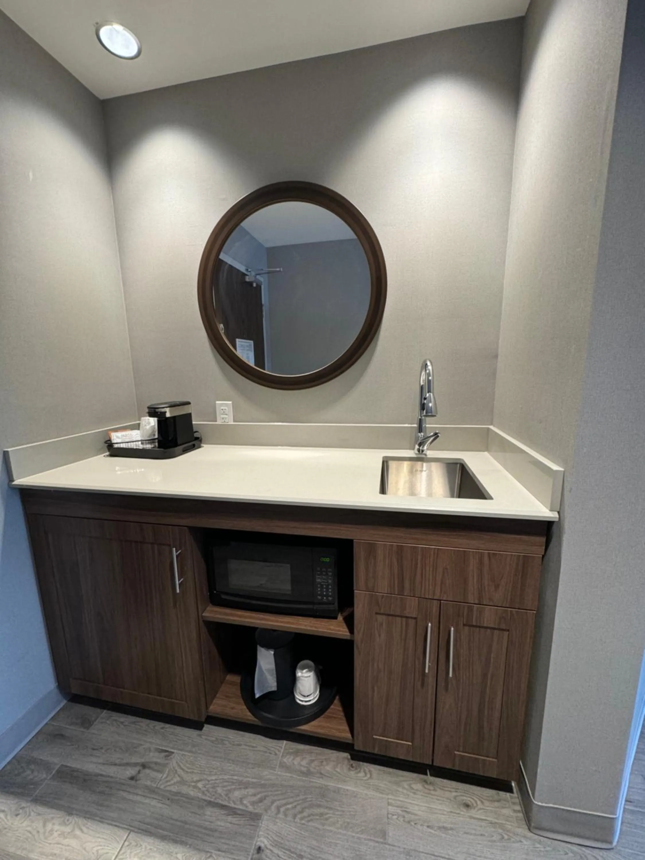 microwave in Hampton Inn By Hilton Kingston