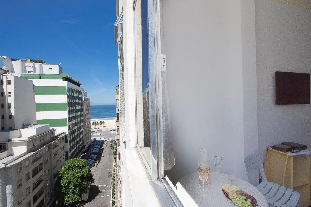 Vista Lateral ao Mar: Estúdio Acolhedor