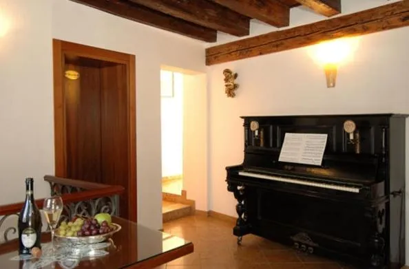 Decorative detail in Ca' Dei Leoni