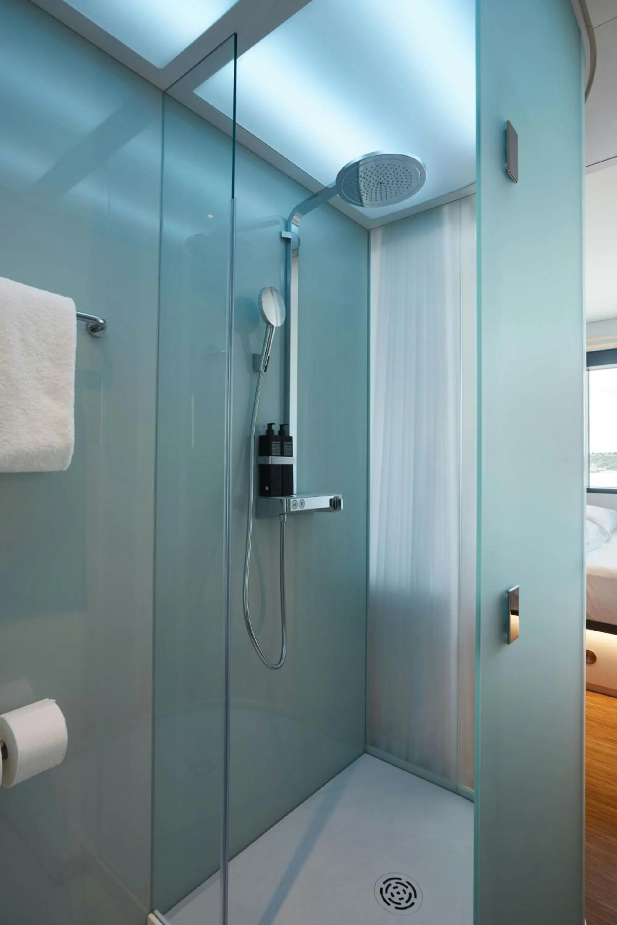 Bedroom in citizenM Seattle Pioneer Square