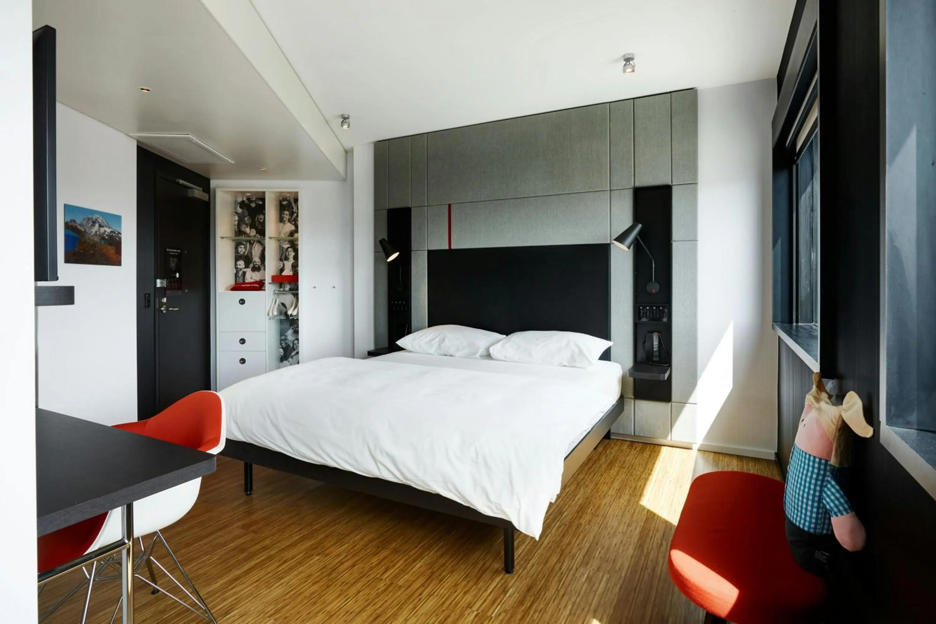 Bedroom, Bed in citizenM Seattle Pioneer Square