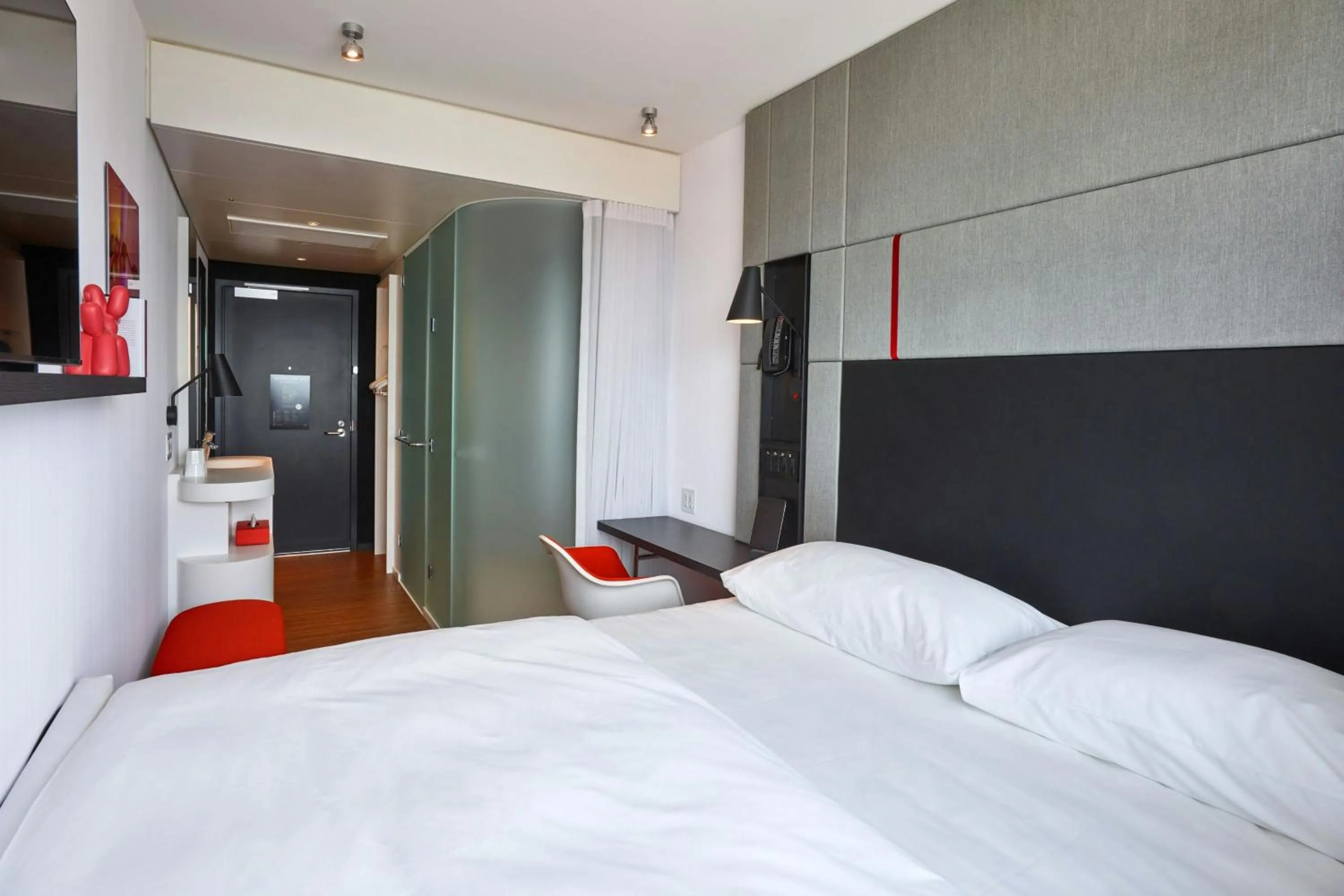 Bedroom, Bed in citizenM Seattle Pioneer Square