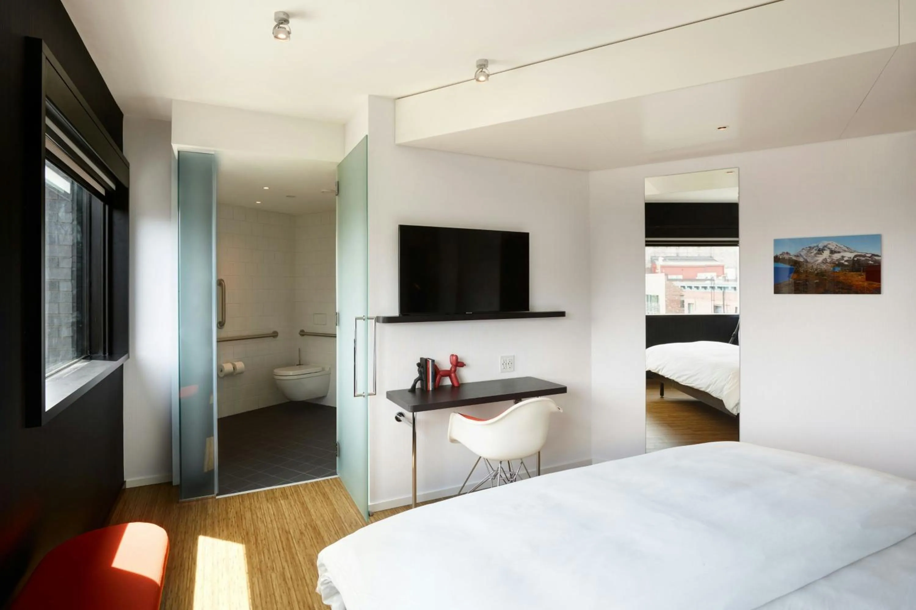 Bedroom, Bed in citizenM Seattle Pioneer Square