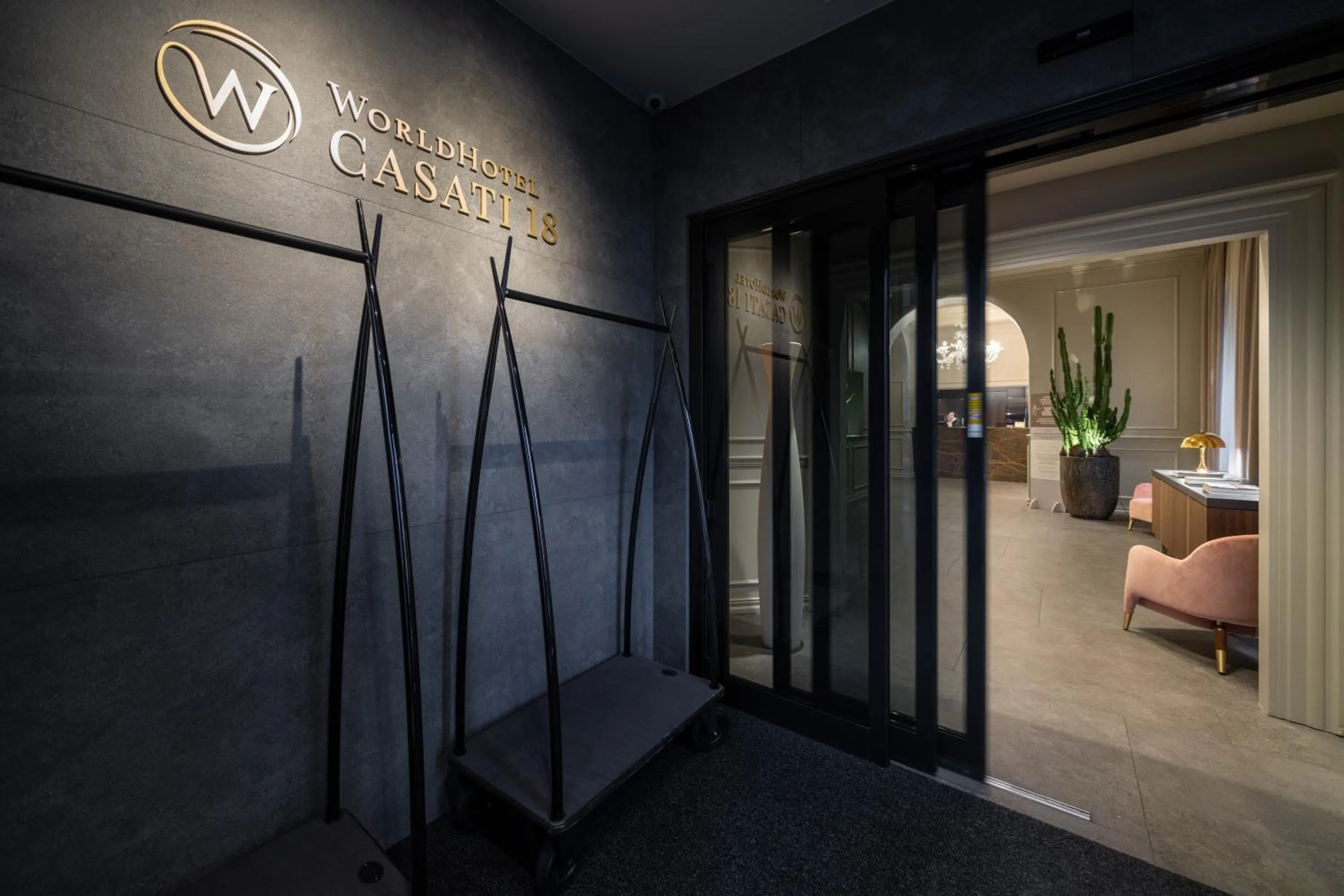 Facade/entrance in WorldHotel Casati 18