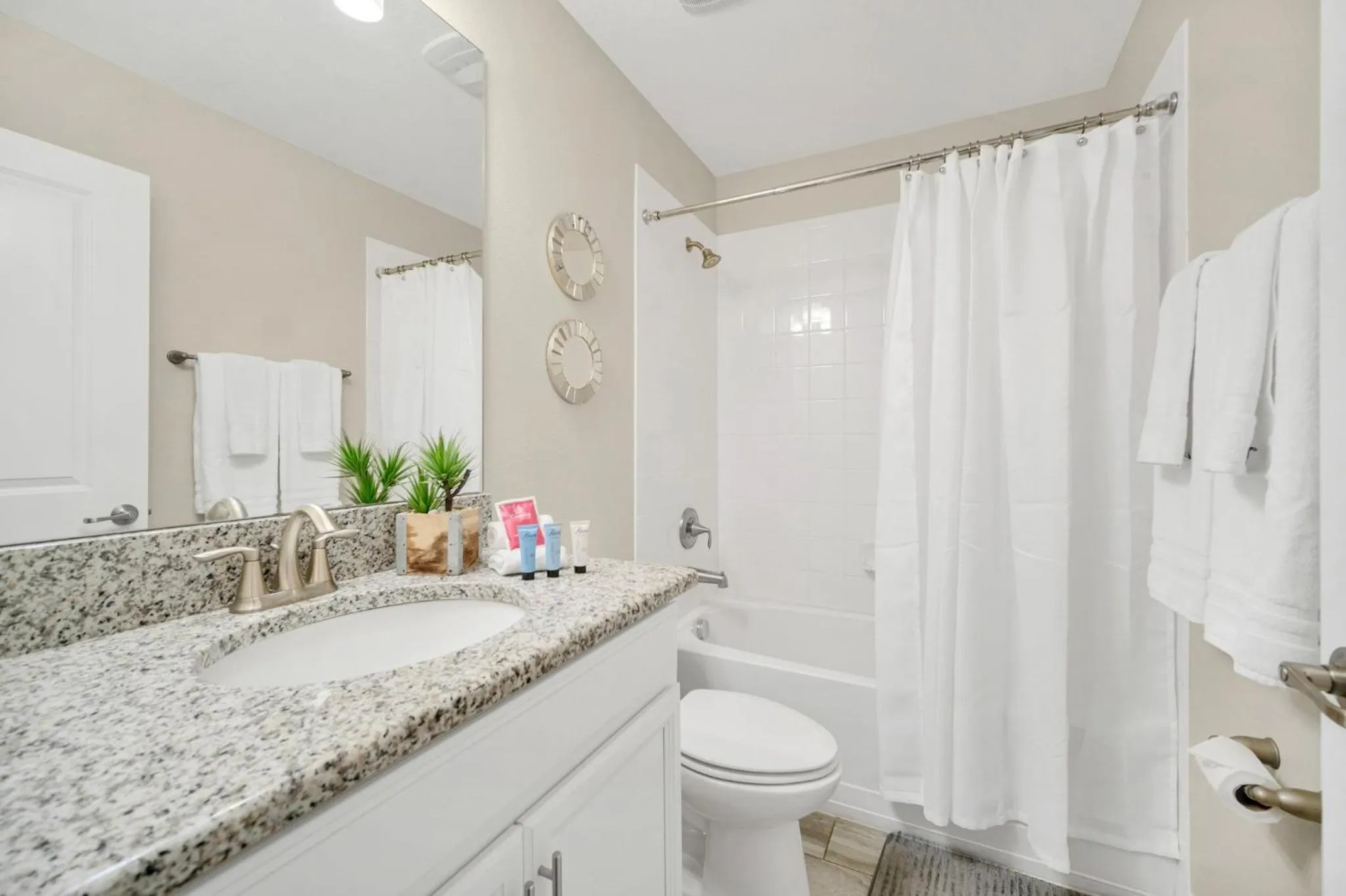 Gorgeous, Modern Home wPrivate Pool