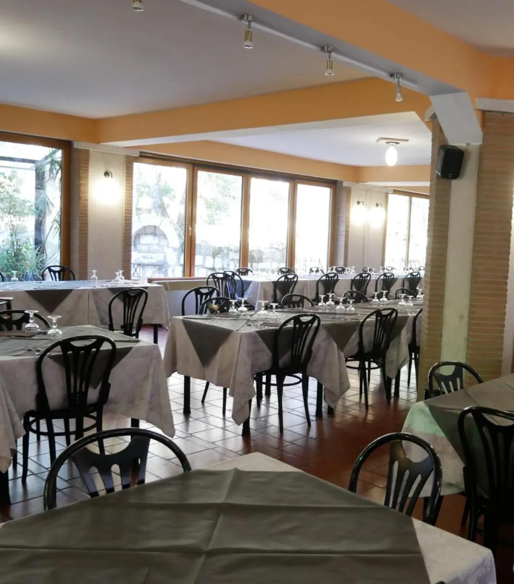 Restaurant/places to eat in LH Albergo il Picchio