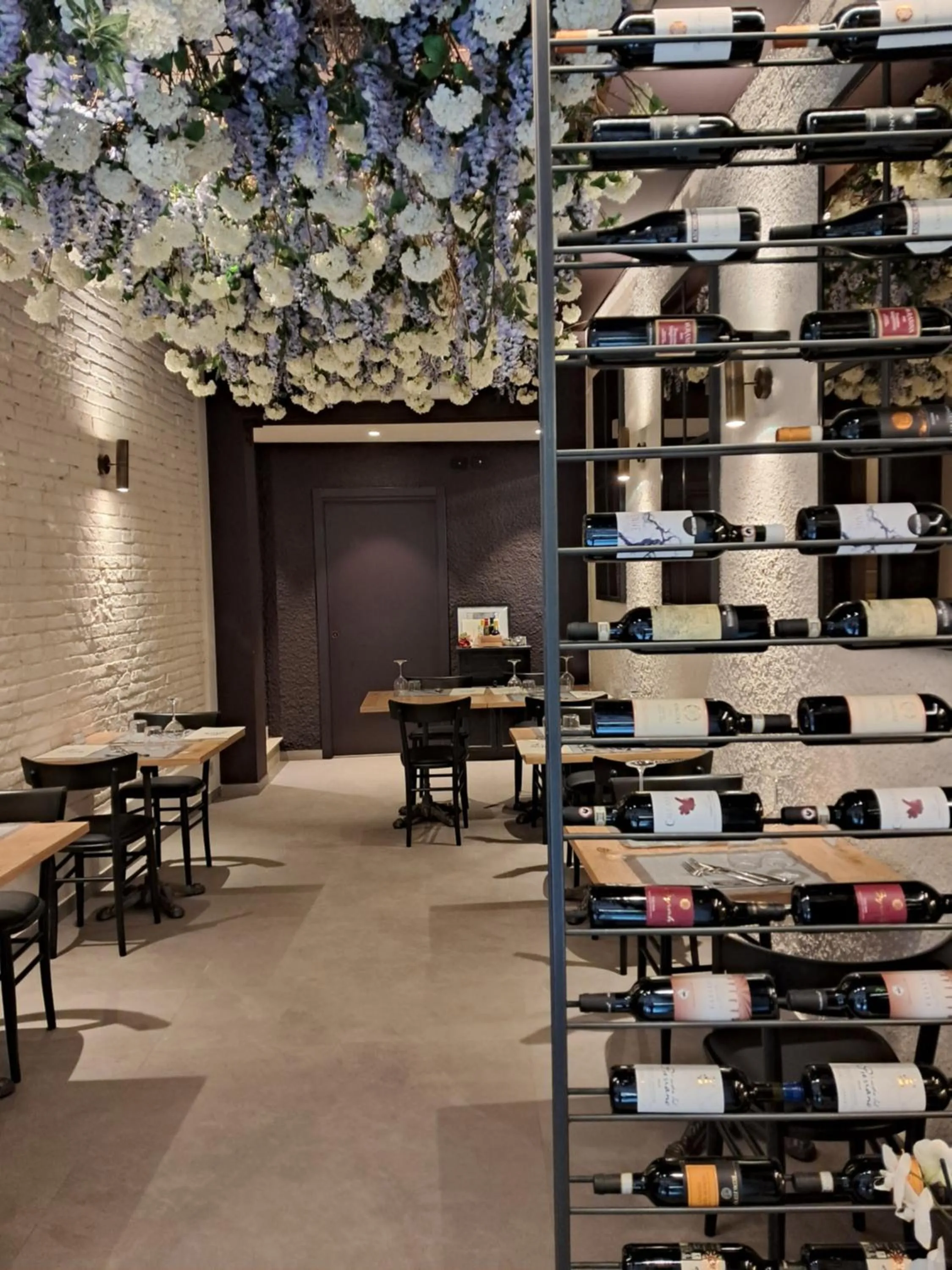 Restaurant/places to eat in Hotel Minerva