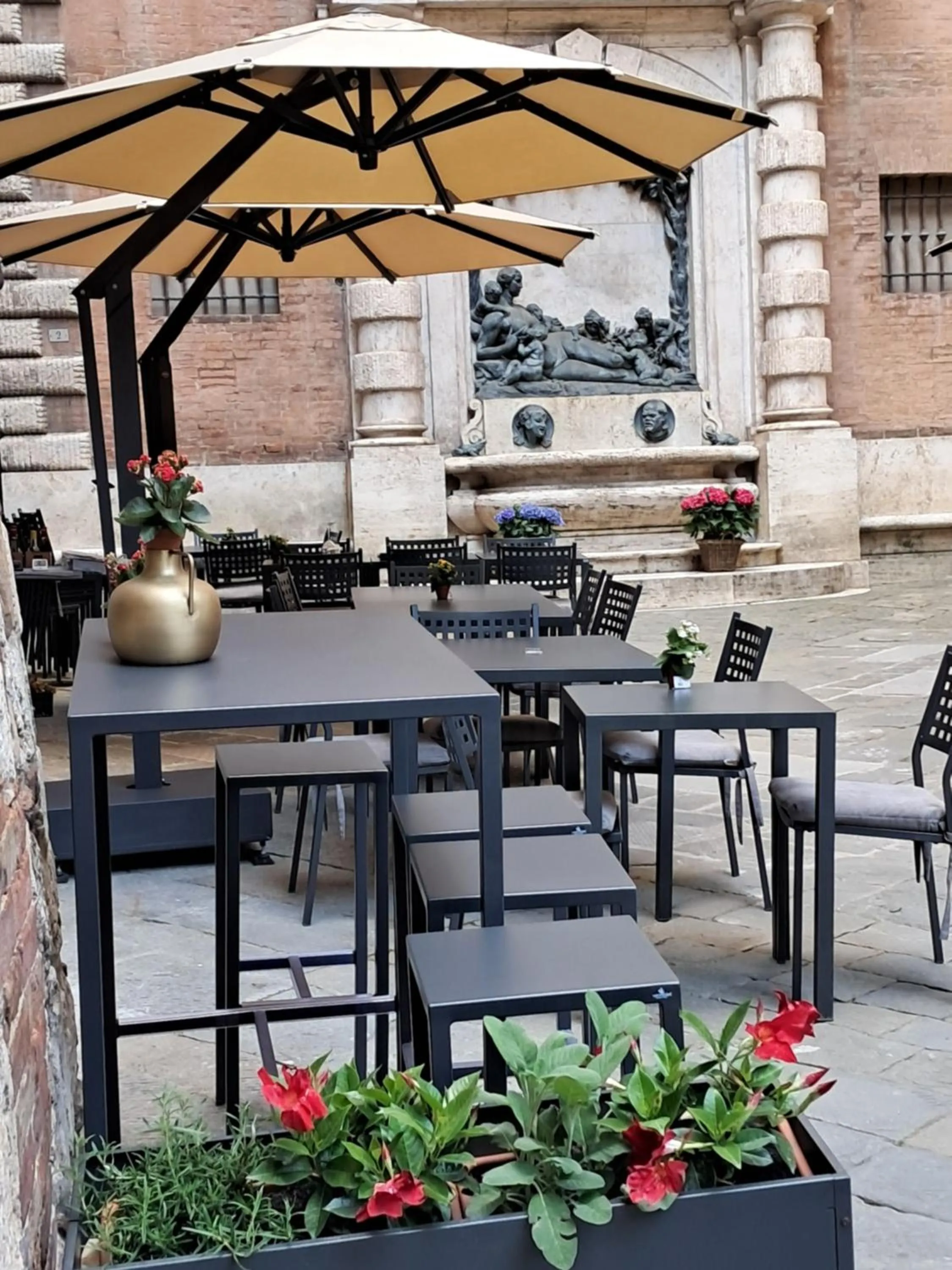 Restaurant/places to eat in Hotel Minerva