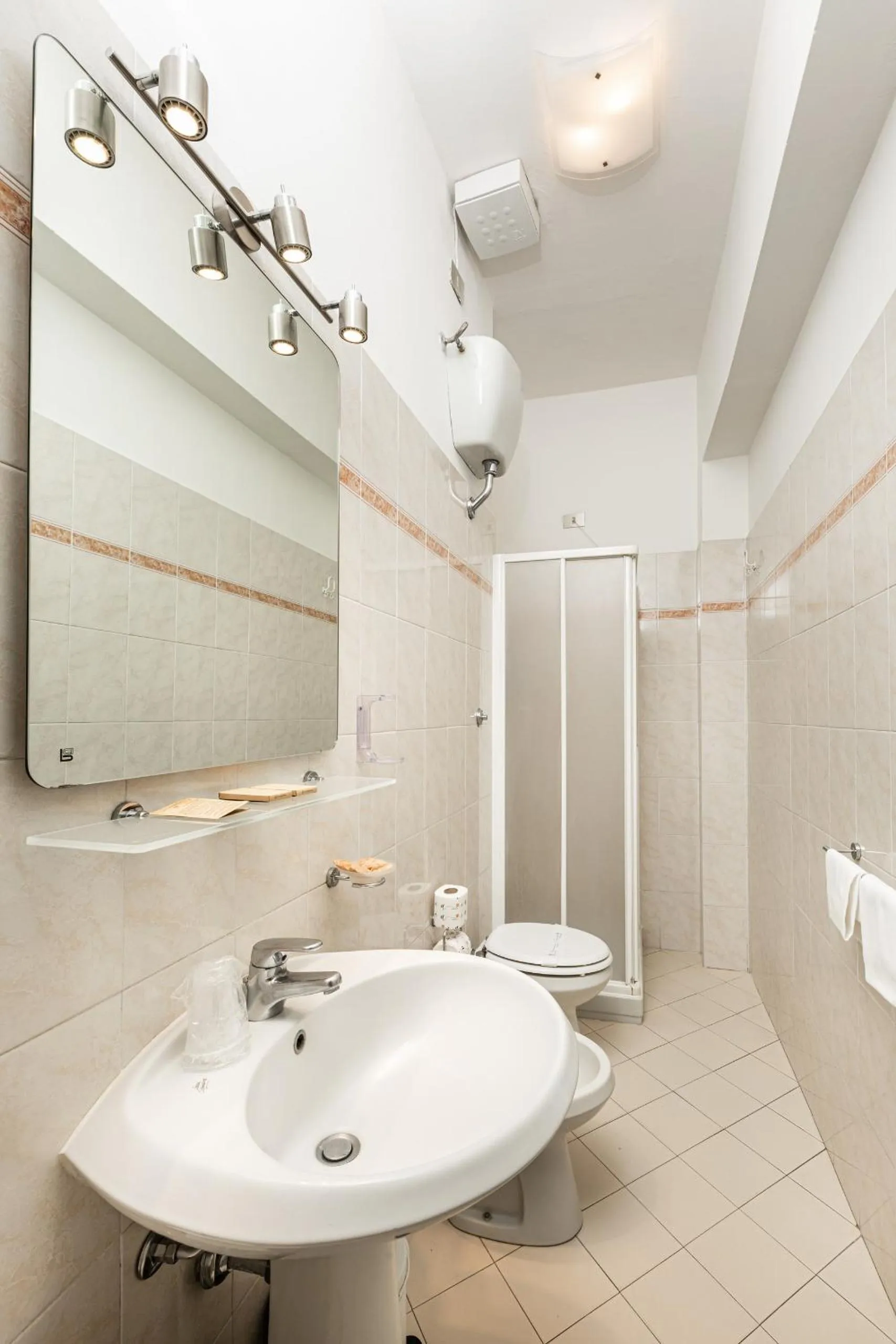 Shower in Hotel Minerva