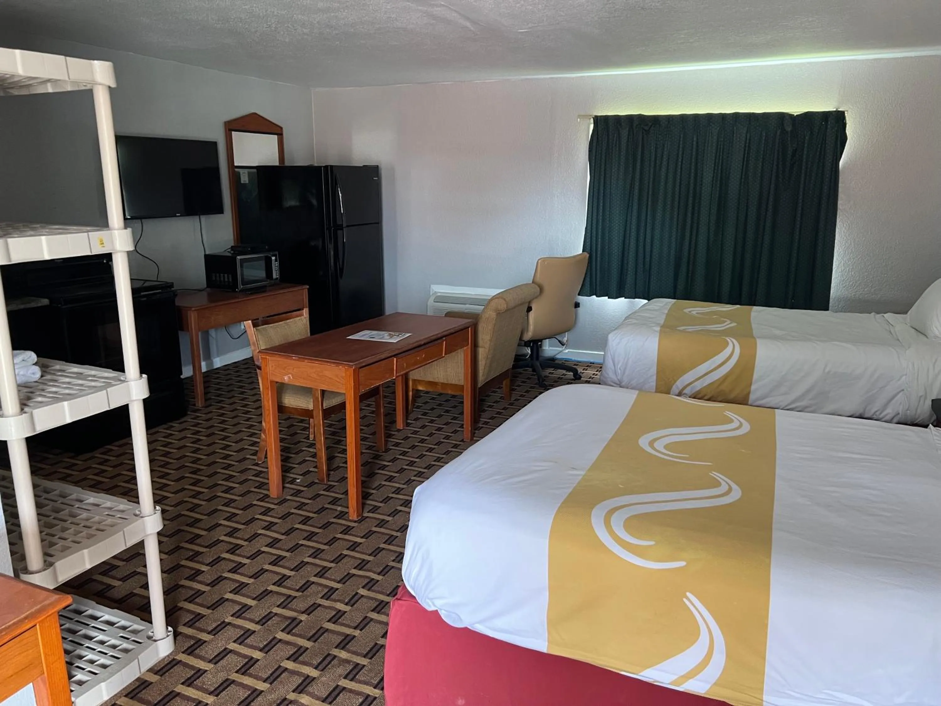 Photo of the whole room, Bed in Budget Inn