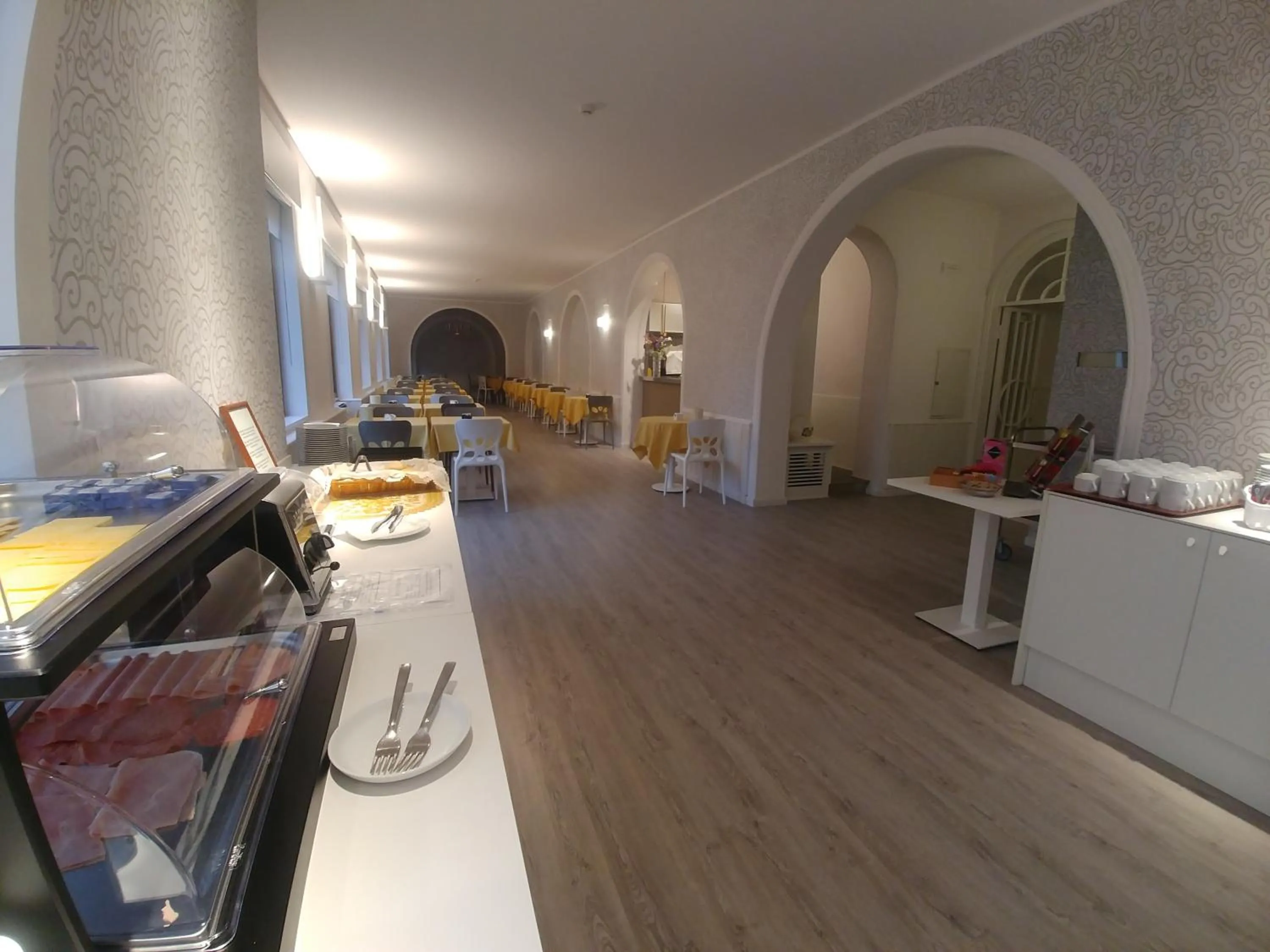 Buffet breakfast in Hotel Vittoria