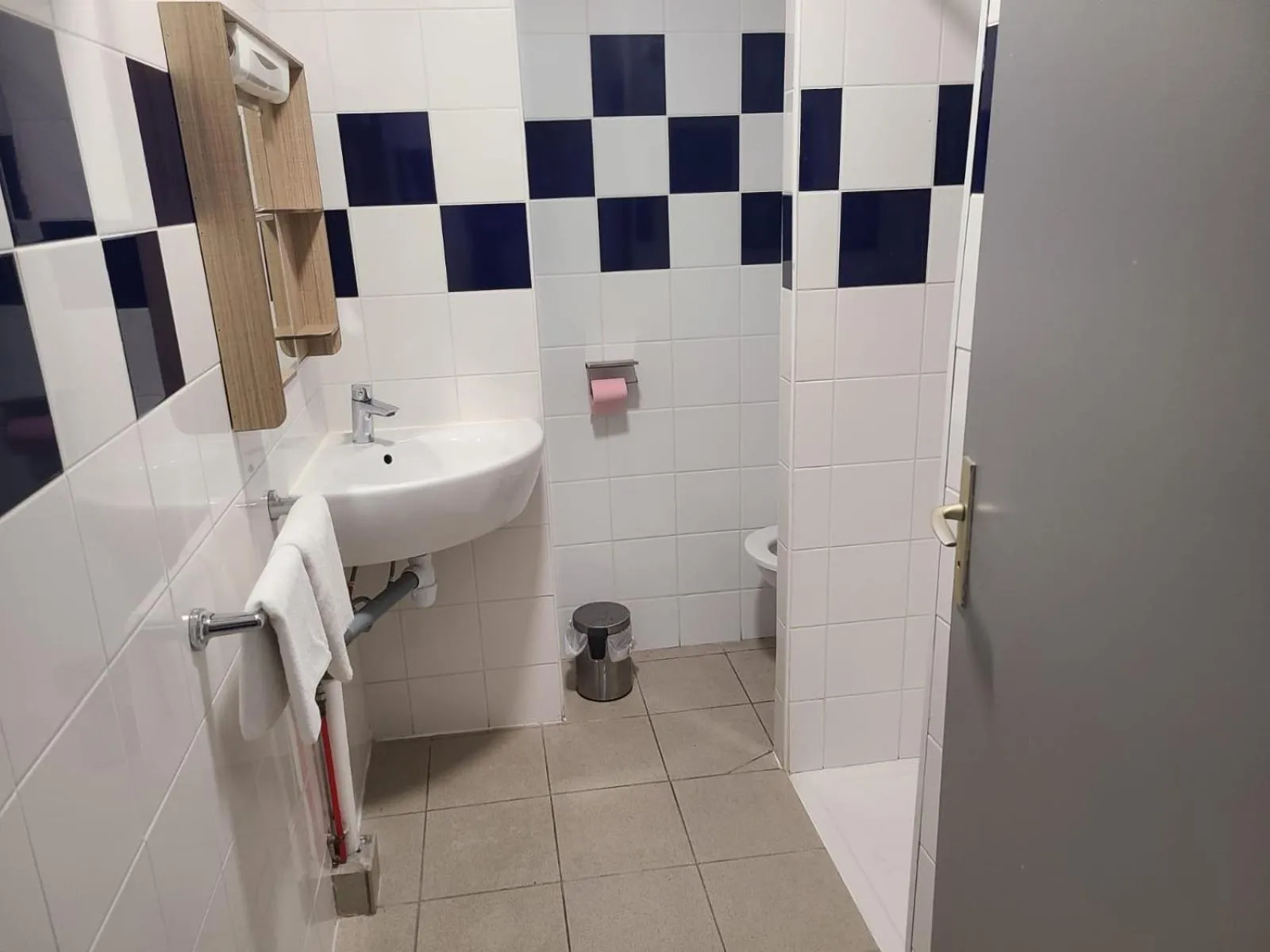 Shower in Hôtel Victoire, Poitiers Gare