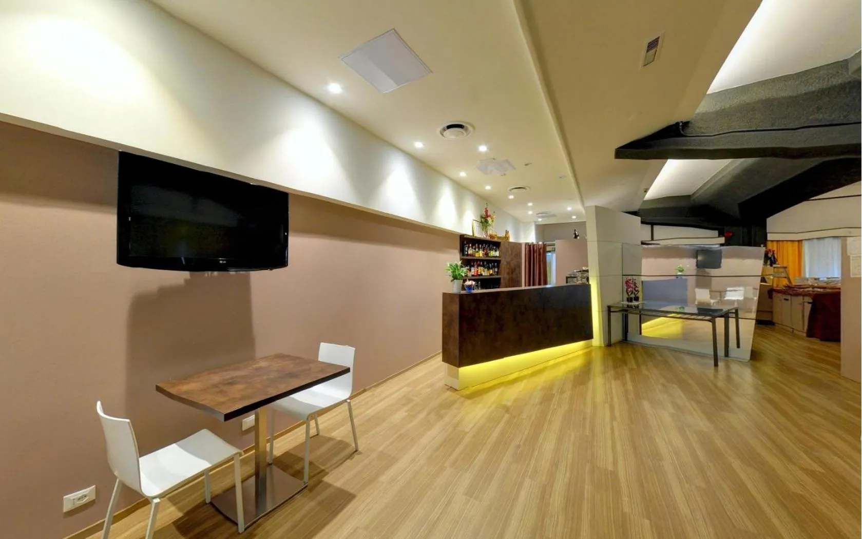 Communal lounge/ TV room in Ai Ronchi Motor Hotel Brescia