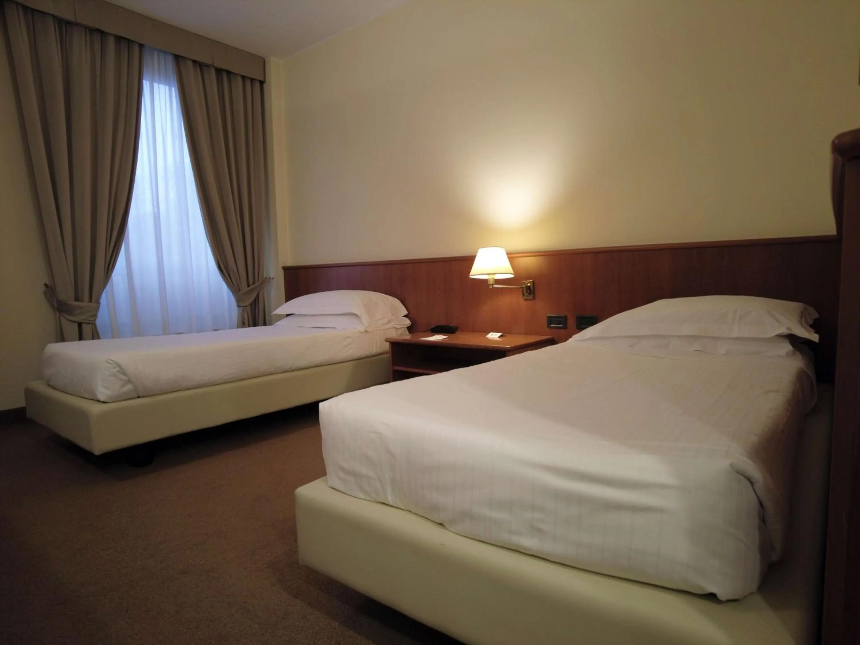 Shower, Bed in Best Western Park Hotel