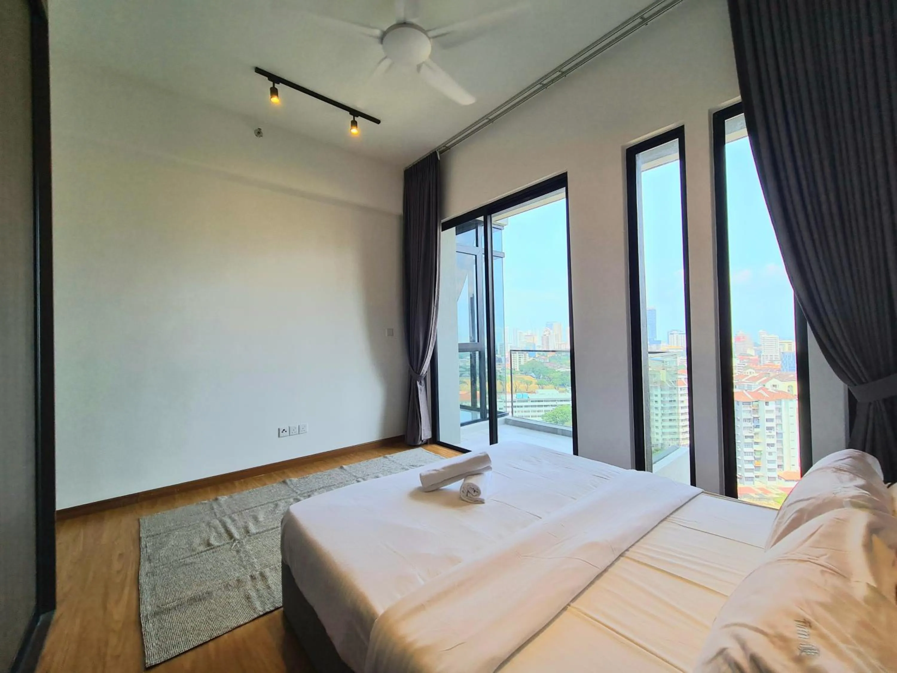 Photo of the whole room, Bed in Beacon Executive Suites