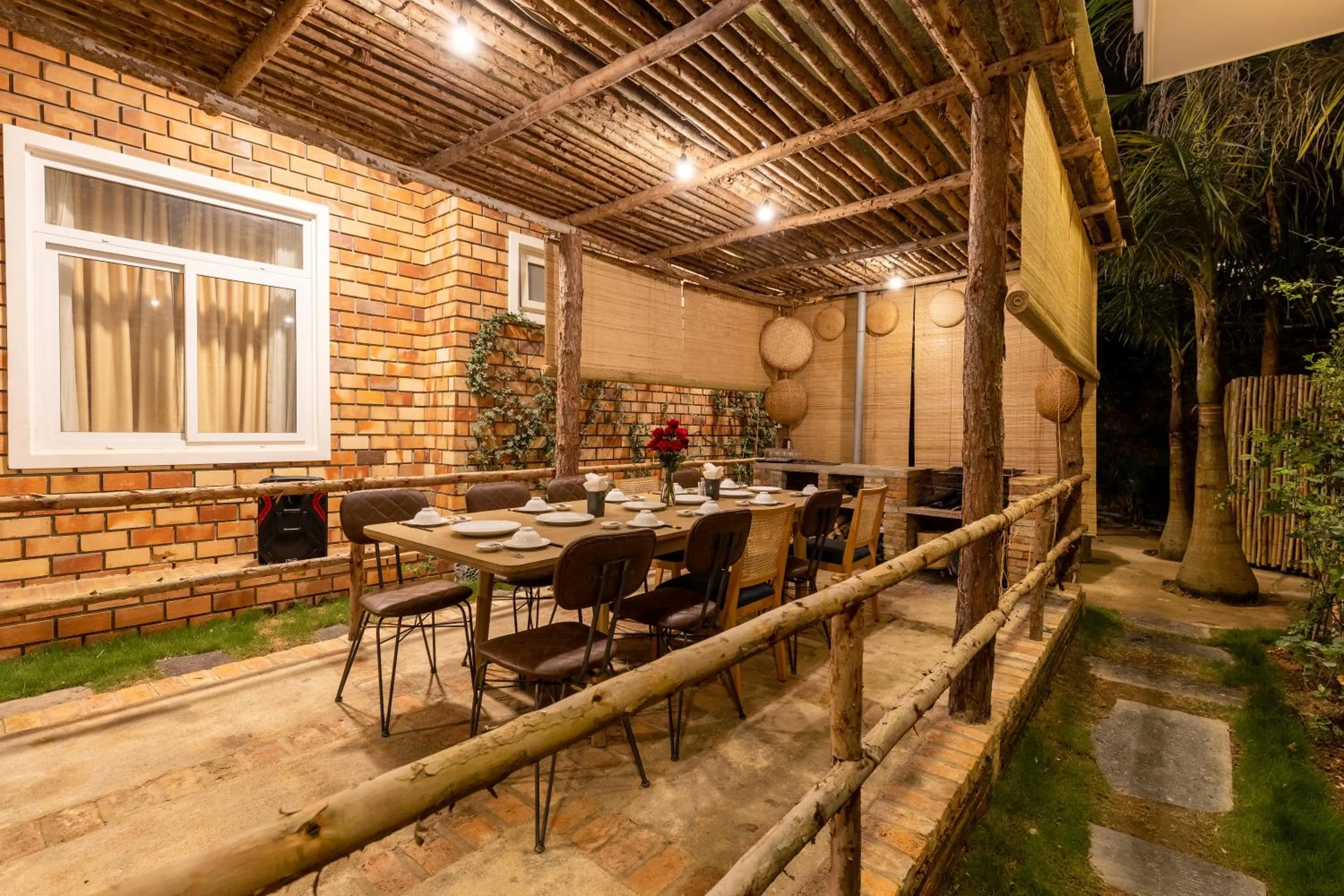 Dining area in Relax Hotel by Ixorat