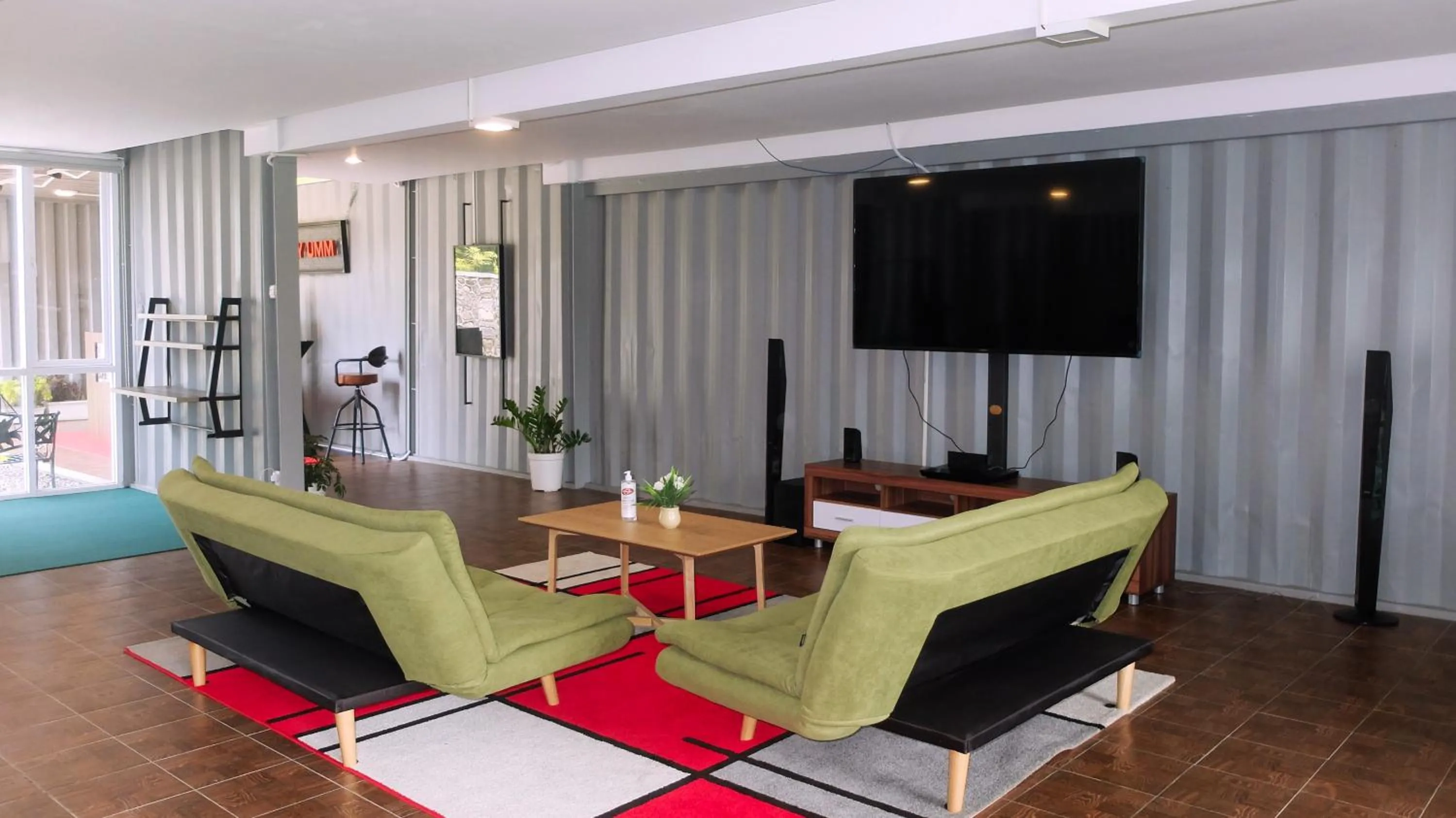 Communal lounge/ TV room in My Dormy Hostel UMM