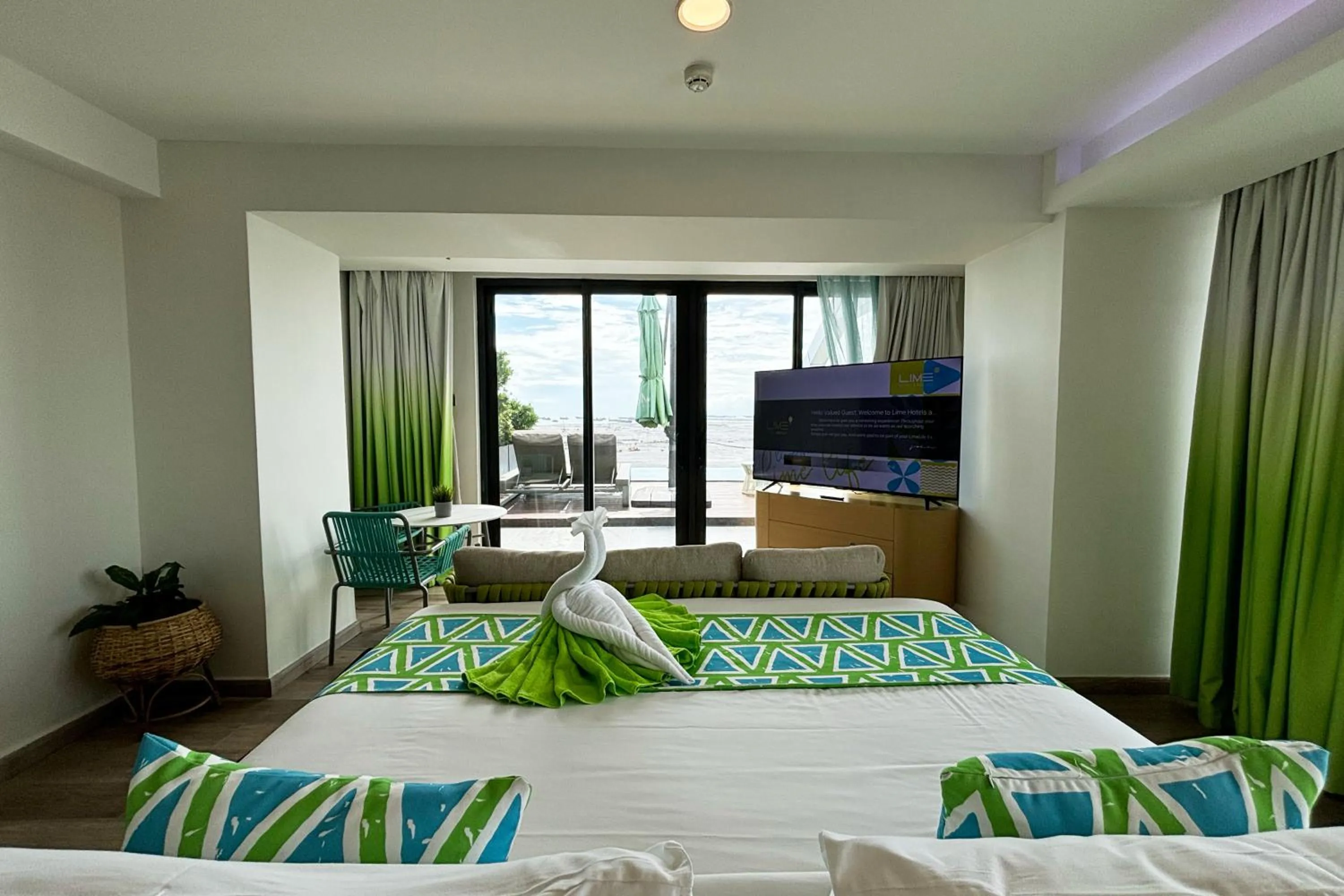 Bed in Lime Resort Manila