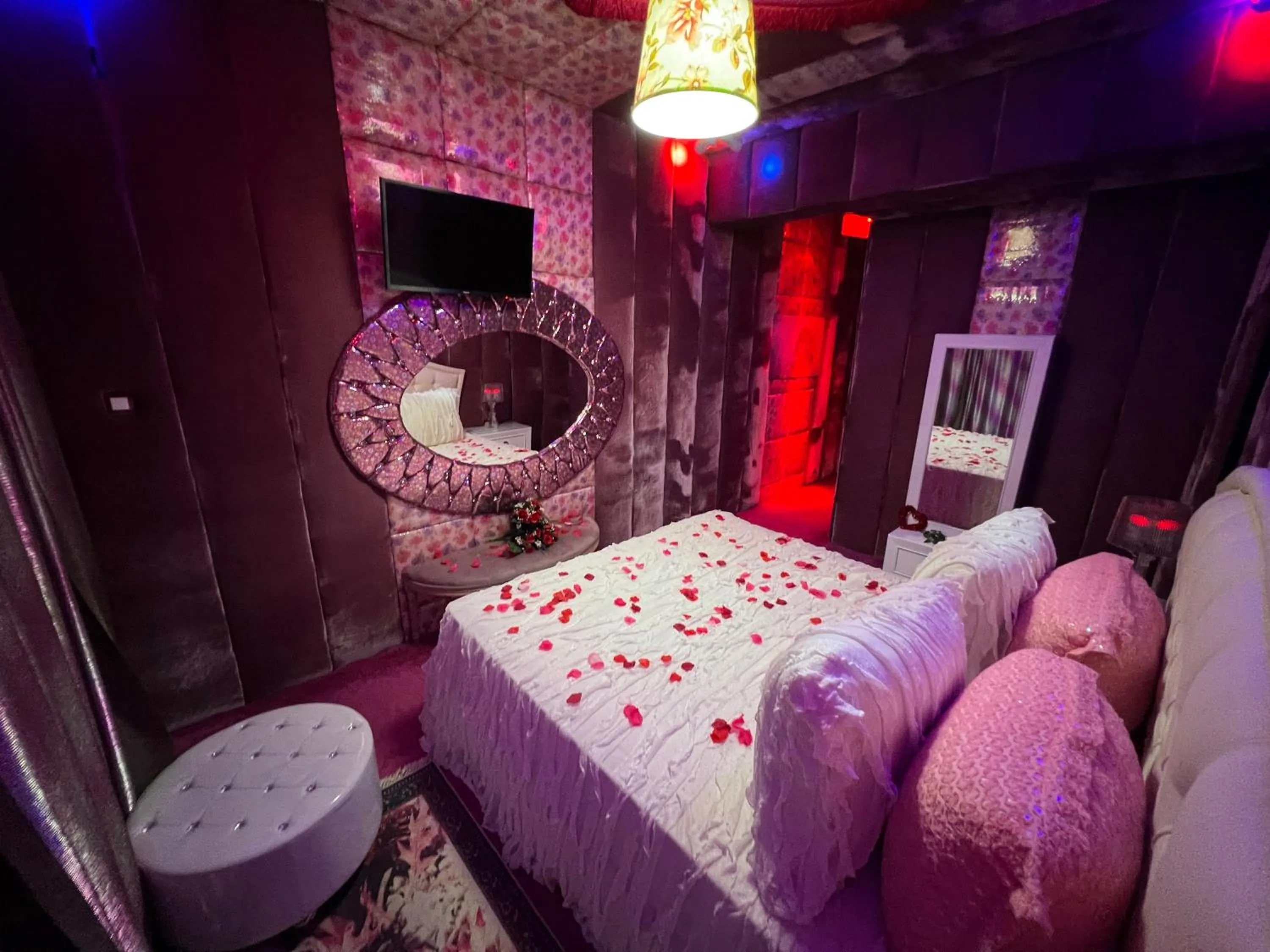 TV and multimedia, Bed in Priamos Hotel Erato