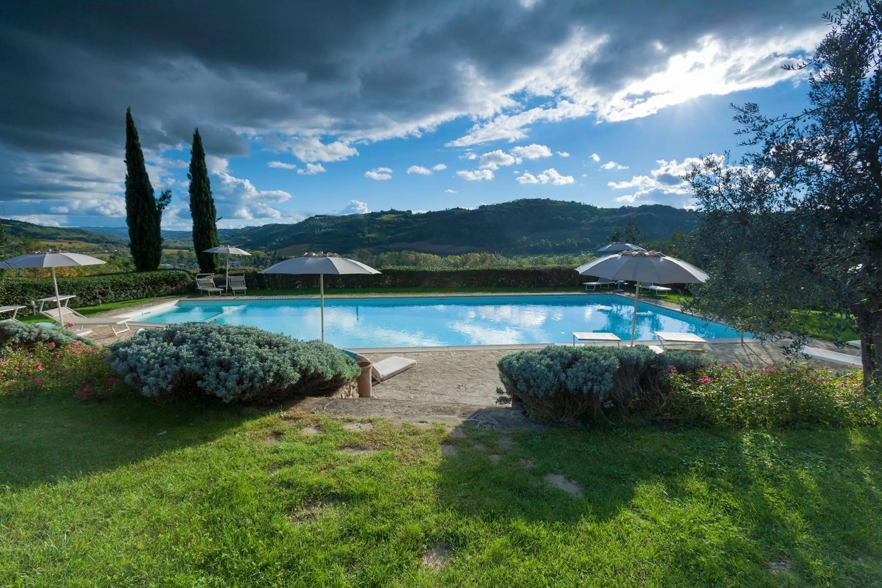 Swimming pool in Relais Poggio Borgoni