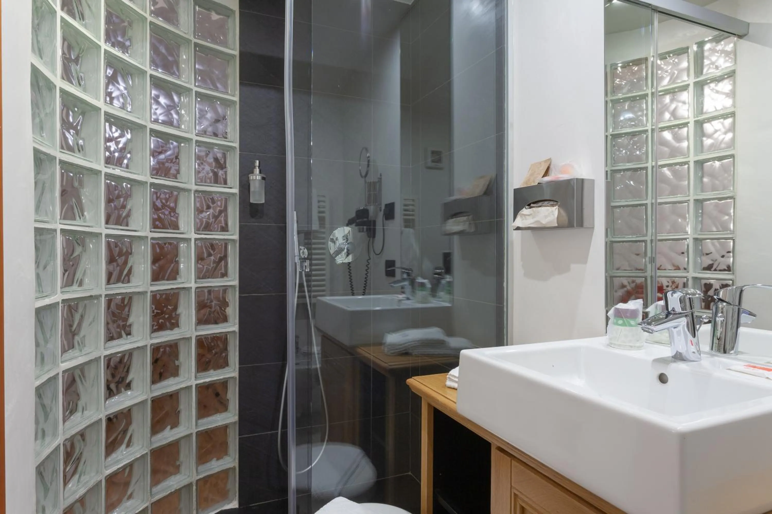 Shower in Hotel Berthod