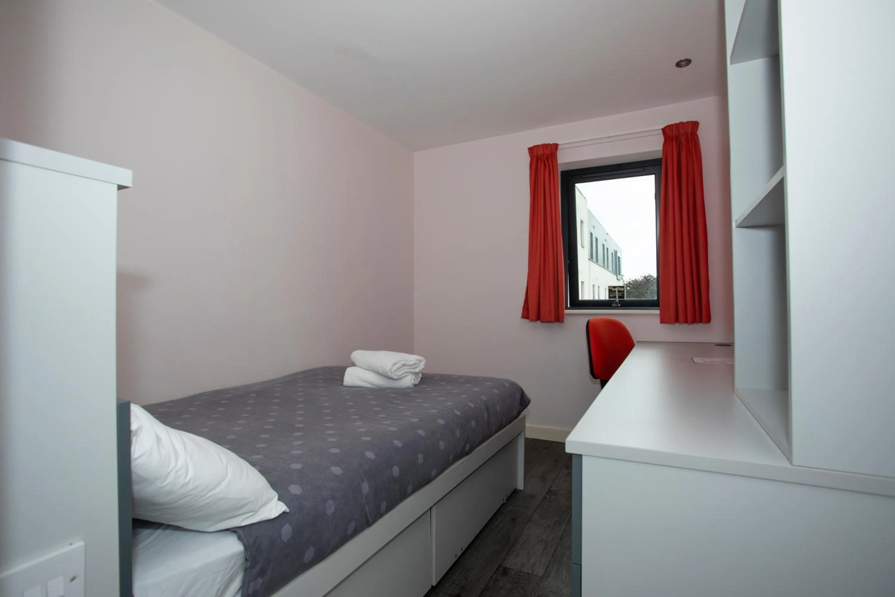 Bedroom in Beaverbank Place - Campus Residence