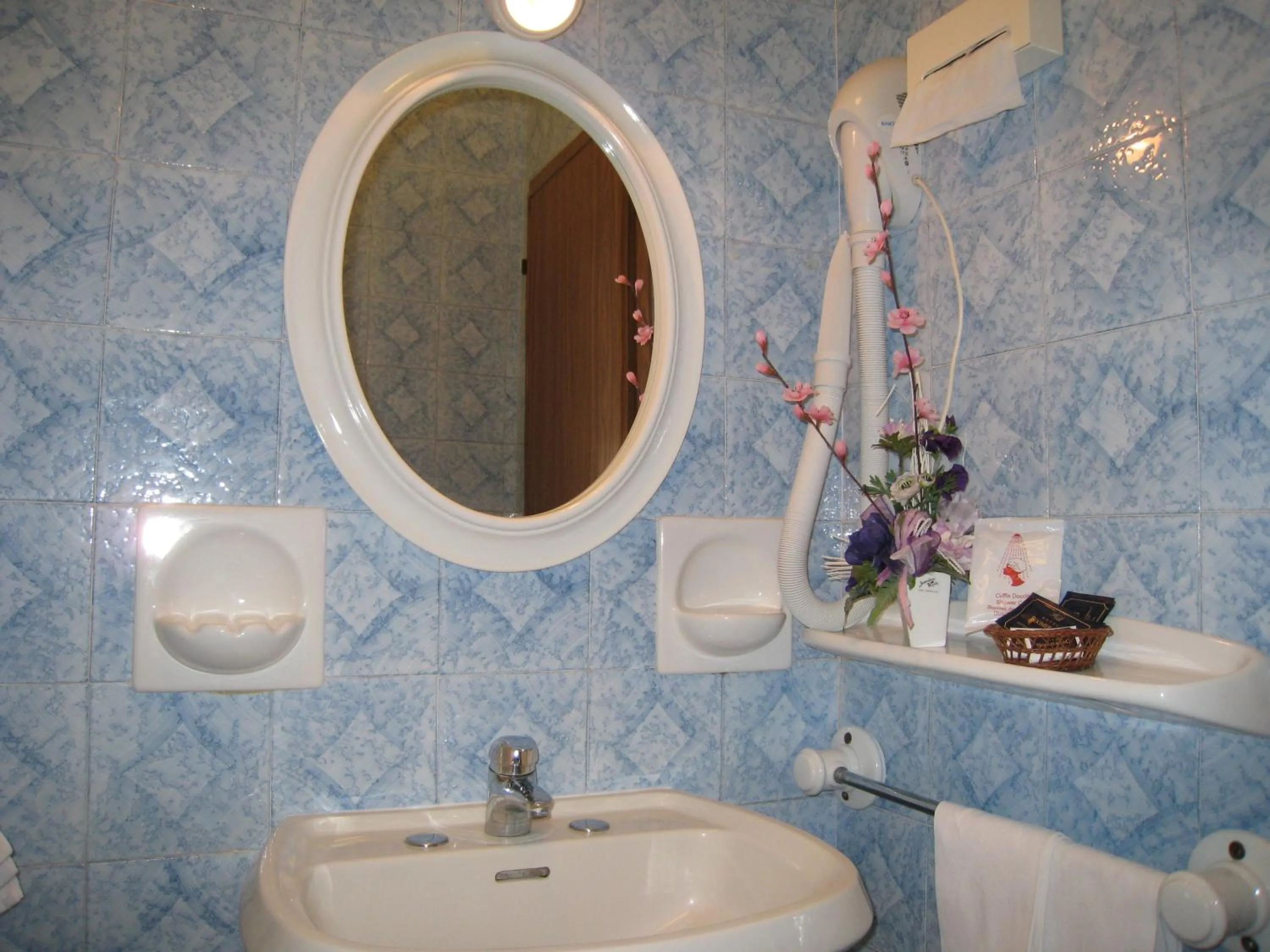 Bathroom in Hotel Boomerang - Check-in & Meals in front at hotel Sporting