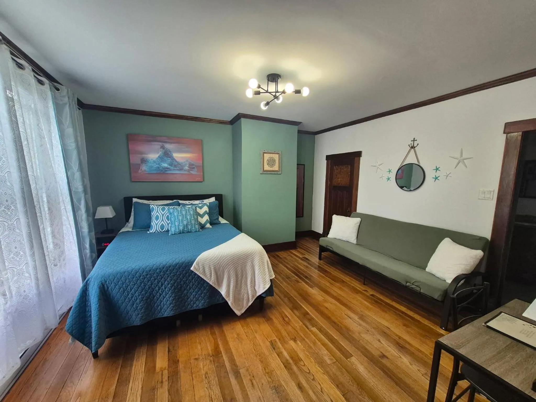 Bed in The Harbourside Inn