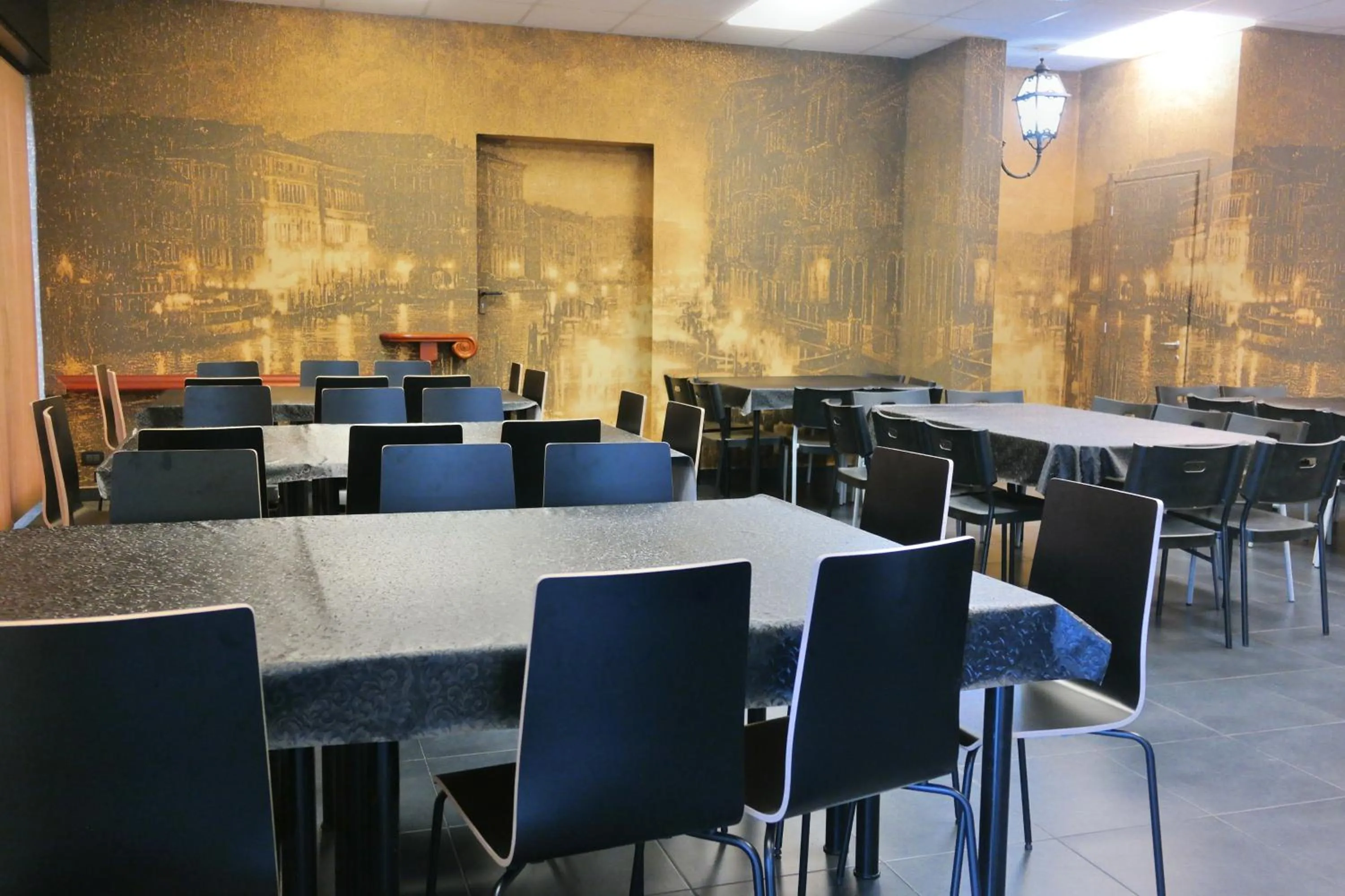 Restaurant/places to eat in Hotel Paradiso