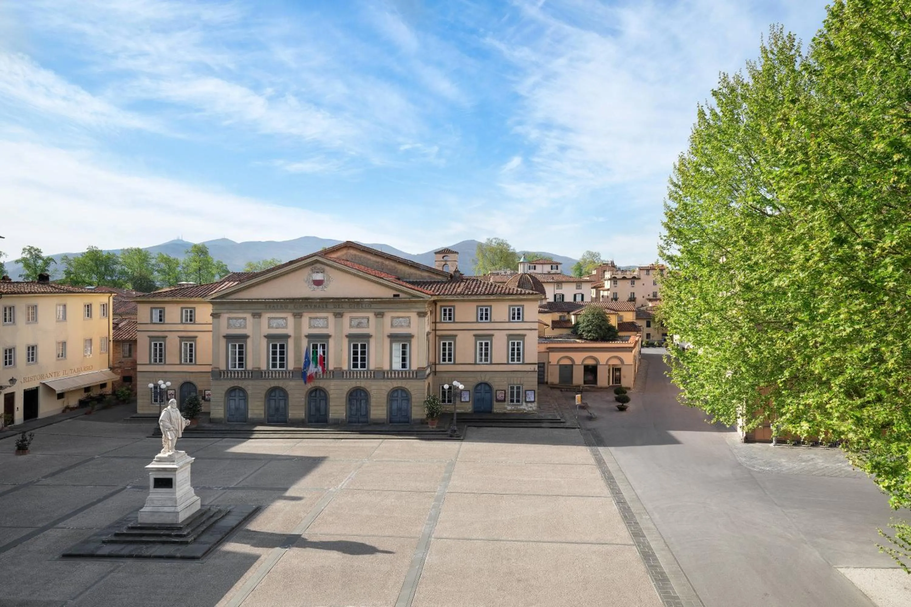 Photo of the whole room in Grand Universe Lucca, Autograph Collection