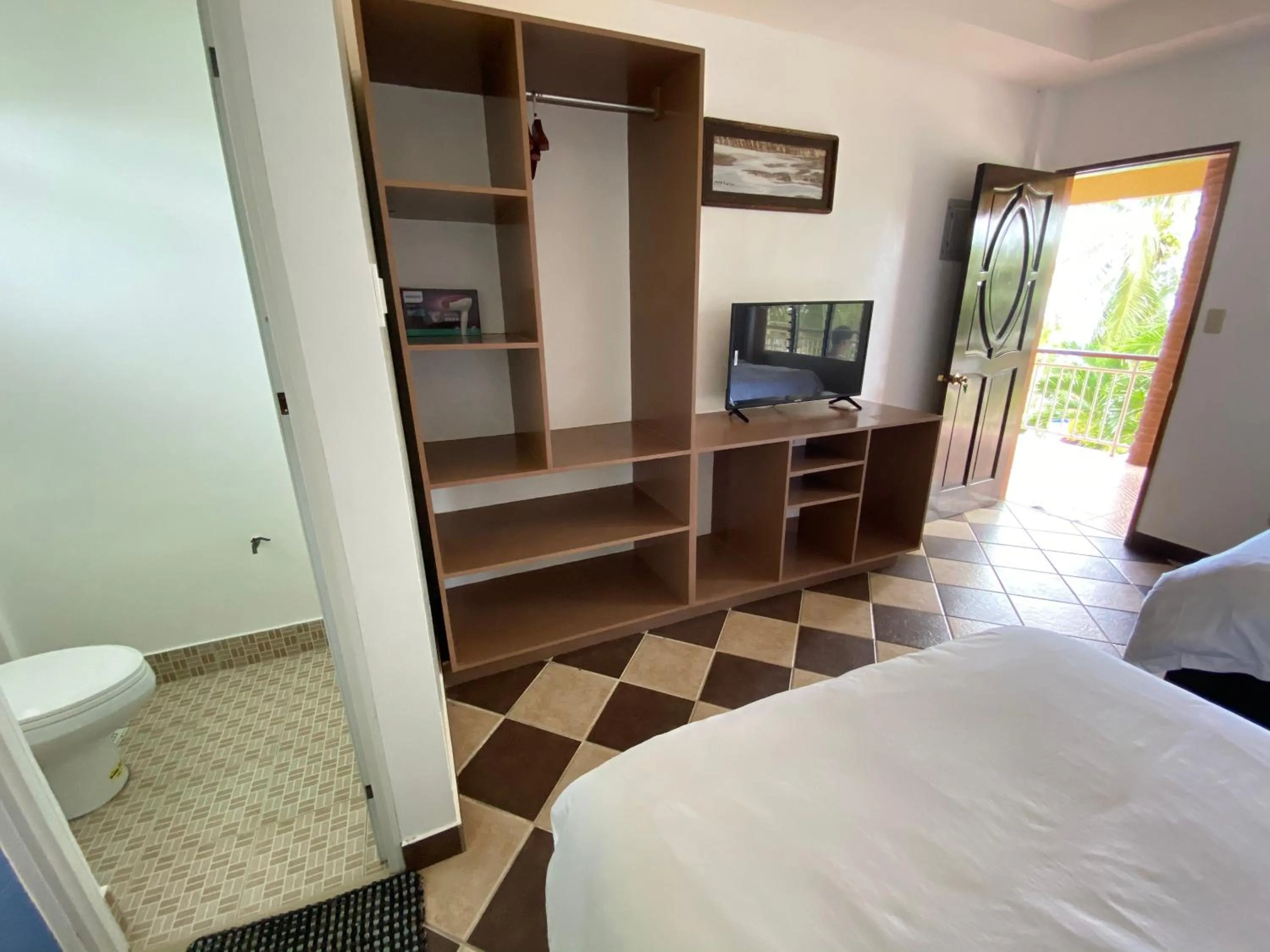 Communal lounge/ TV room, Bed in Azure Camotes Resort Hotel