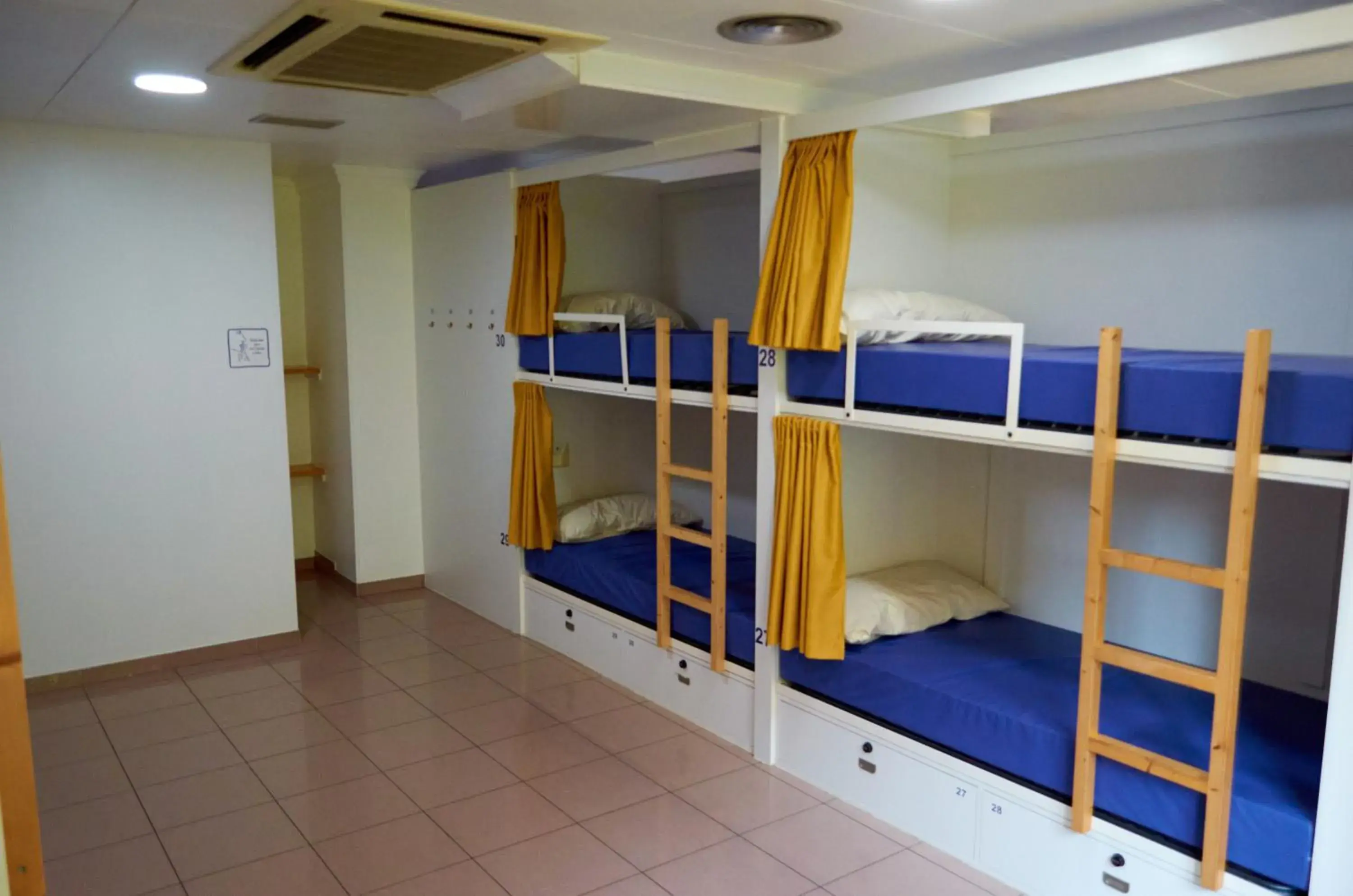Bunk Bed in Mixed Dormitory Room in Casucho da Peregrina Bunk Bed in Mixed Dormitory Room in Casucho da Peregrina
