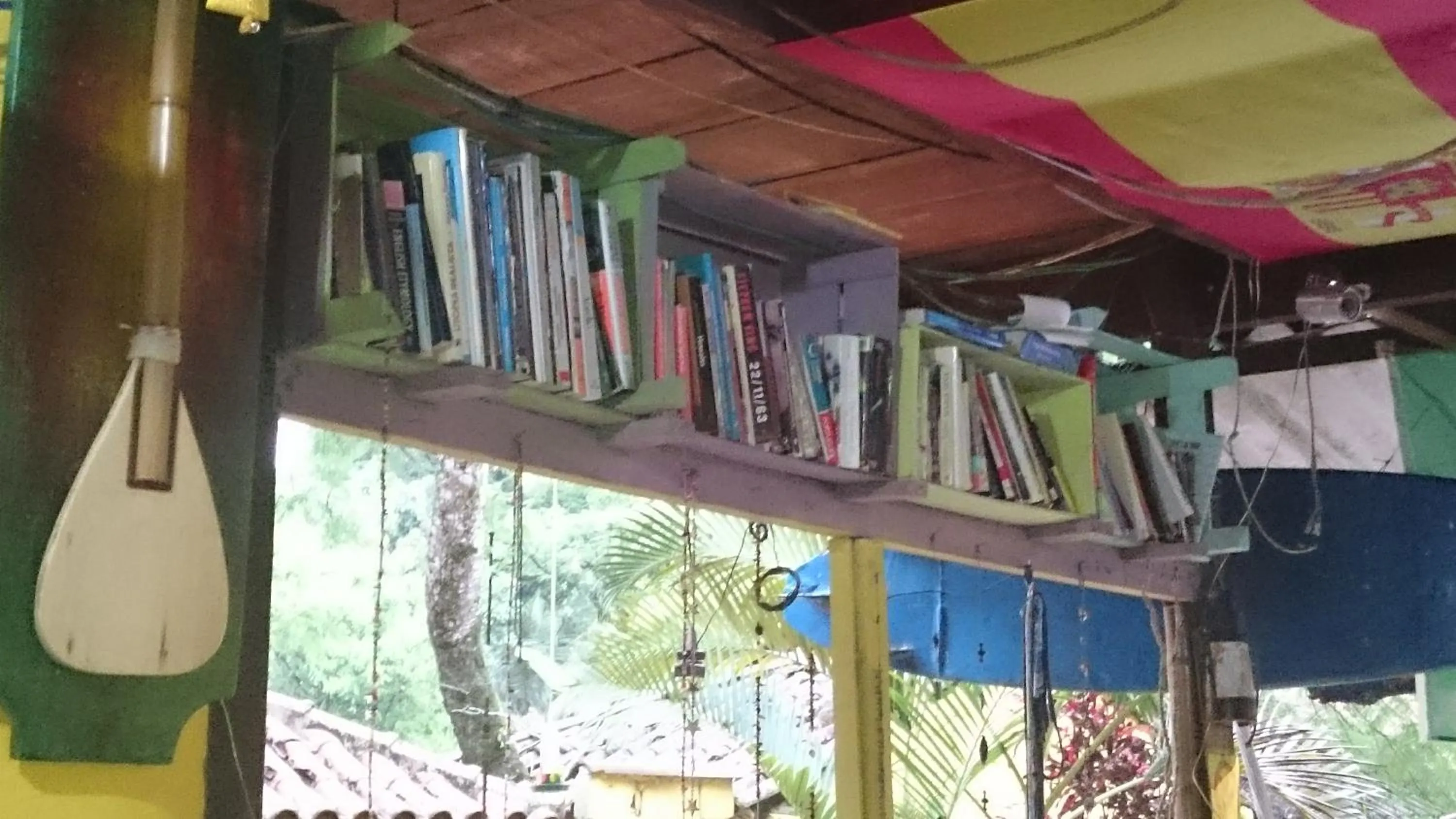 Library in Bela Casa Quartos e Hostel Ilha Grande