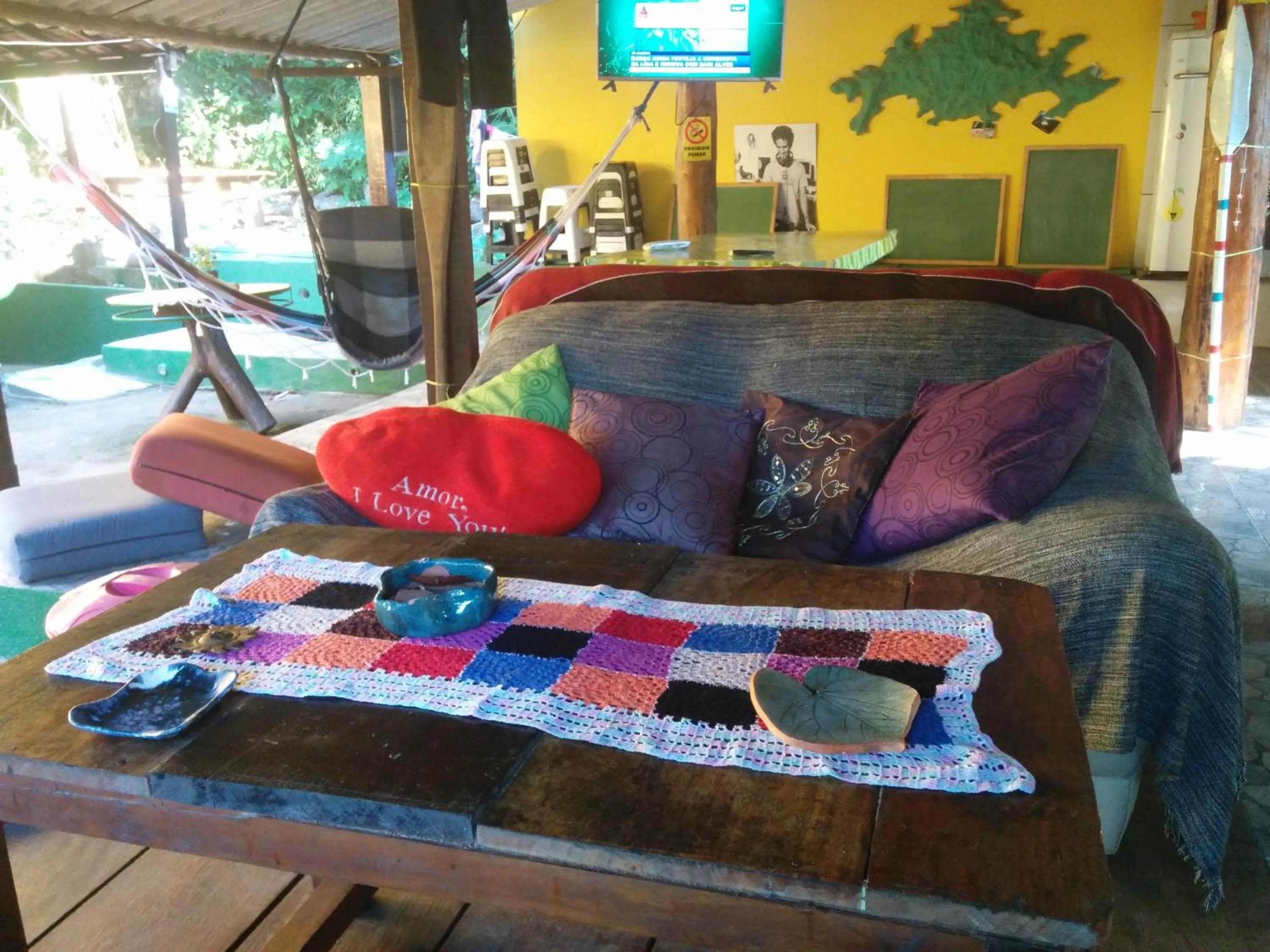 Communal lounge/ TV room in Bela Casa Quartos e Hostel Ilha Grande