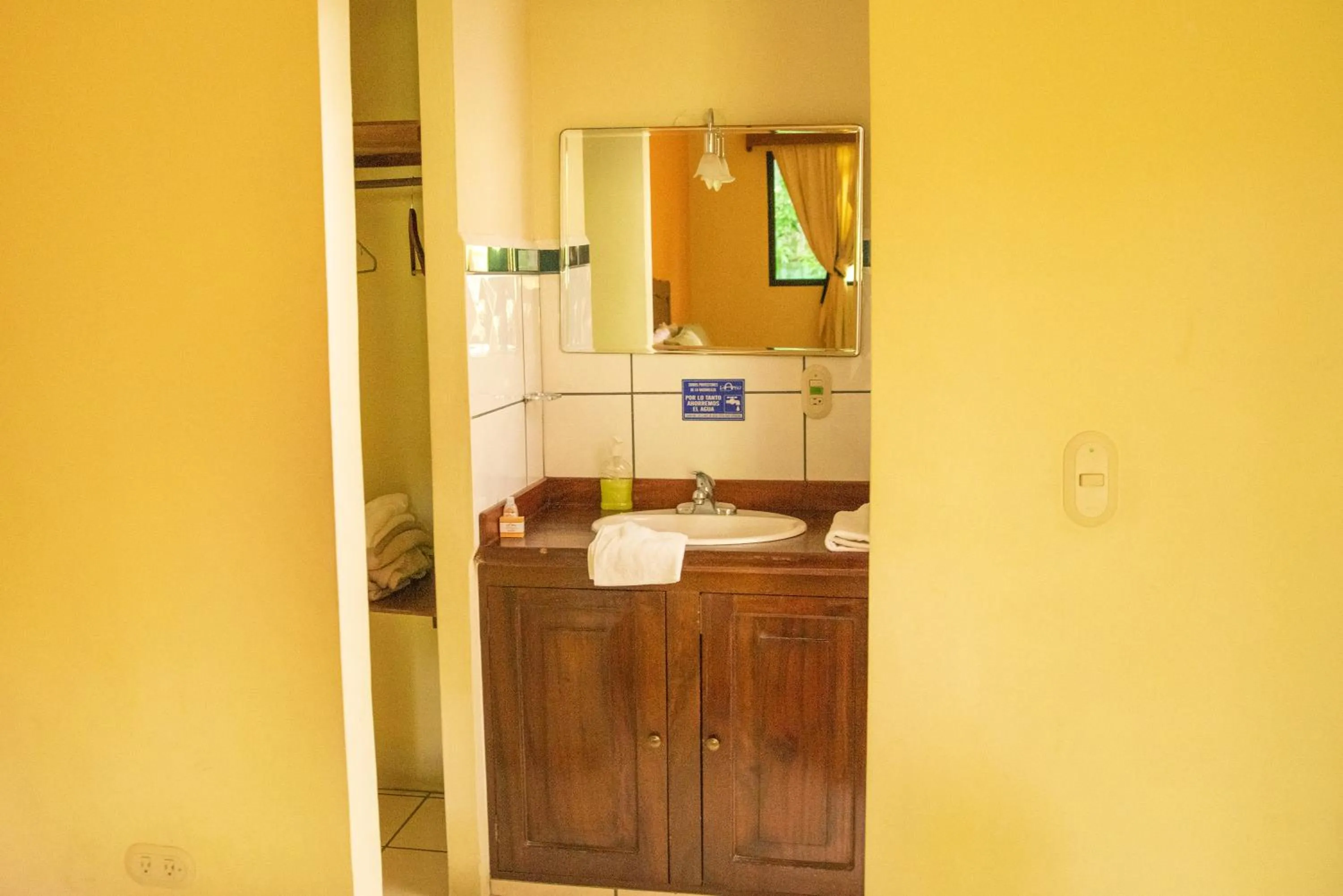 Bathroom in Hotel El Arco