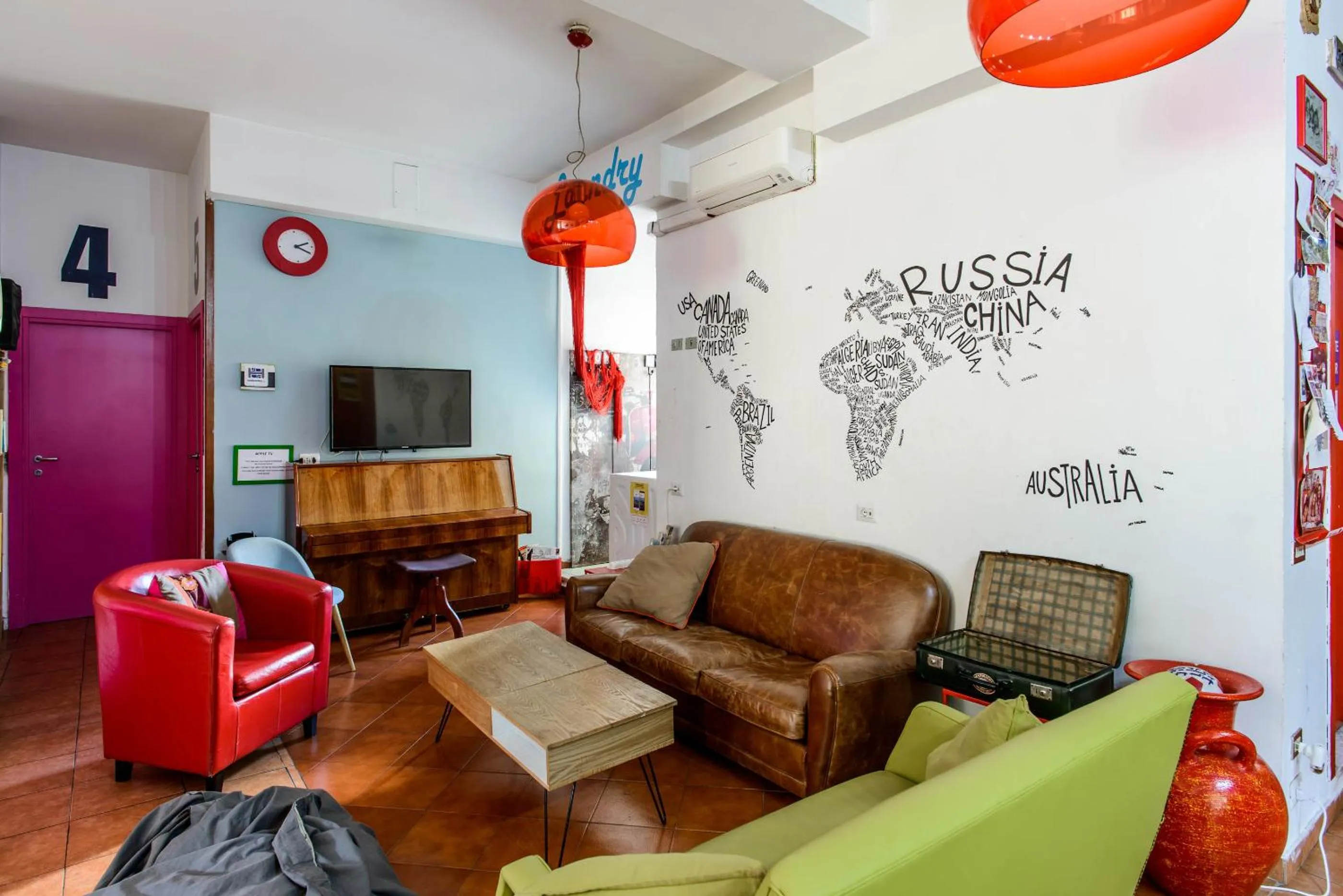 Communal lounge/ TV room in Hostel of the Sun