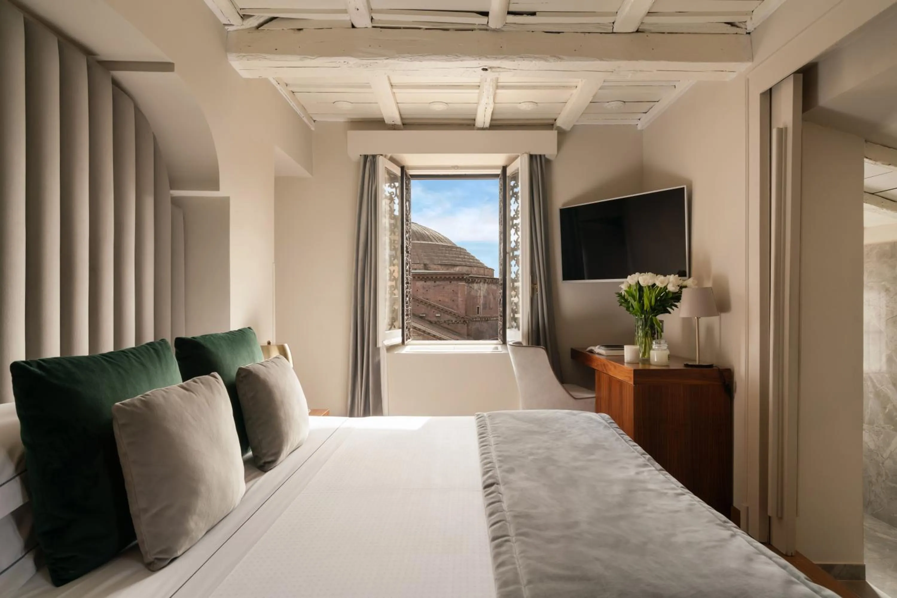 View (from property/room), Bed in Antico Albergo del Sole al Pantheon