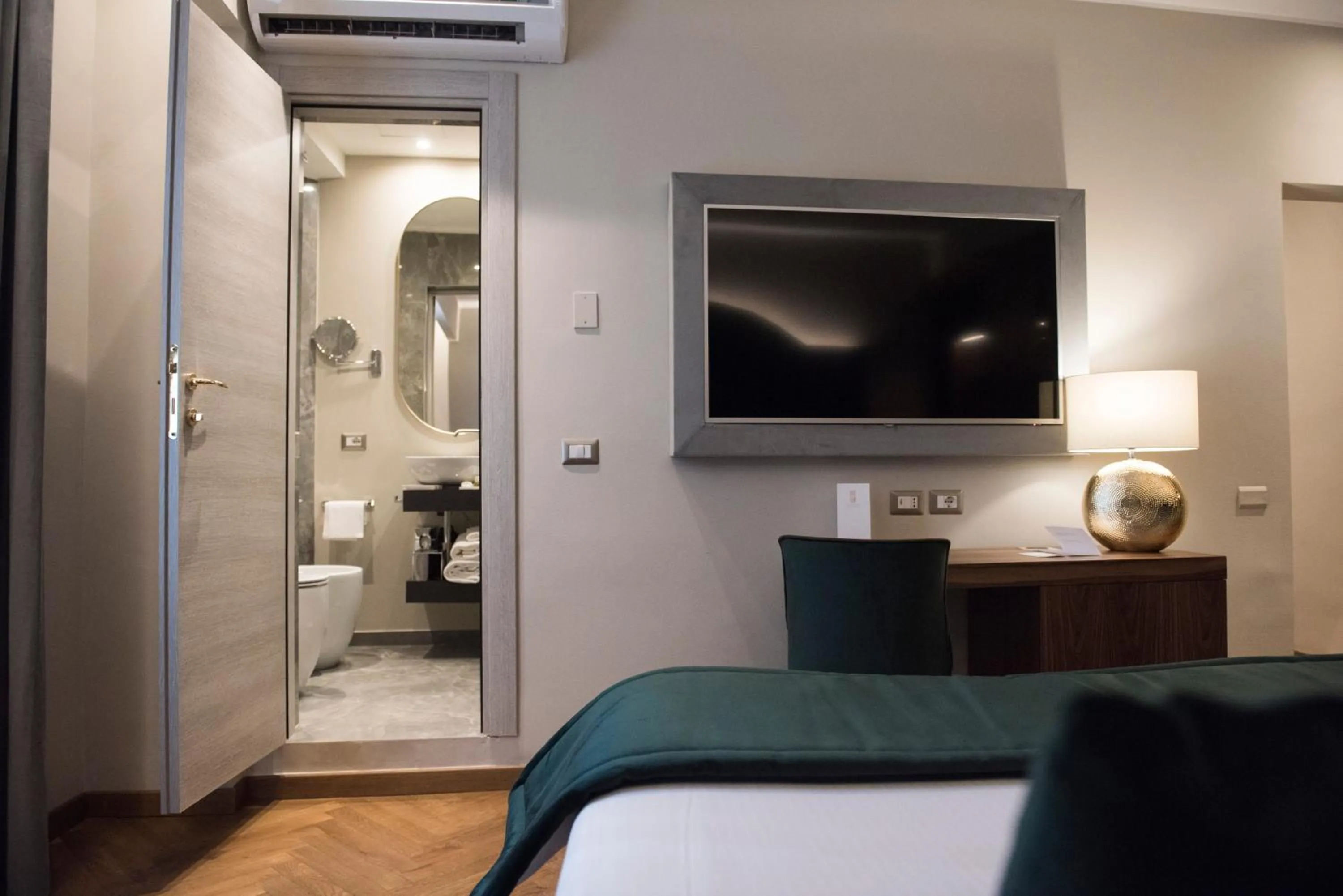 TV and multimedia in Antico Albergo del Sole al Pantheon