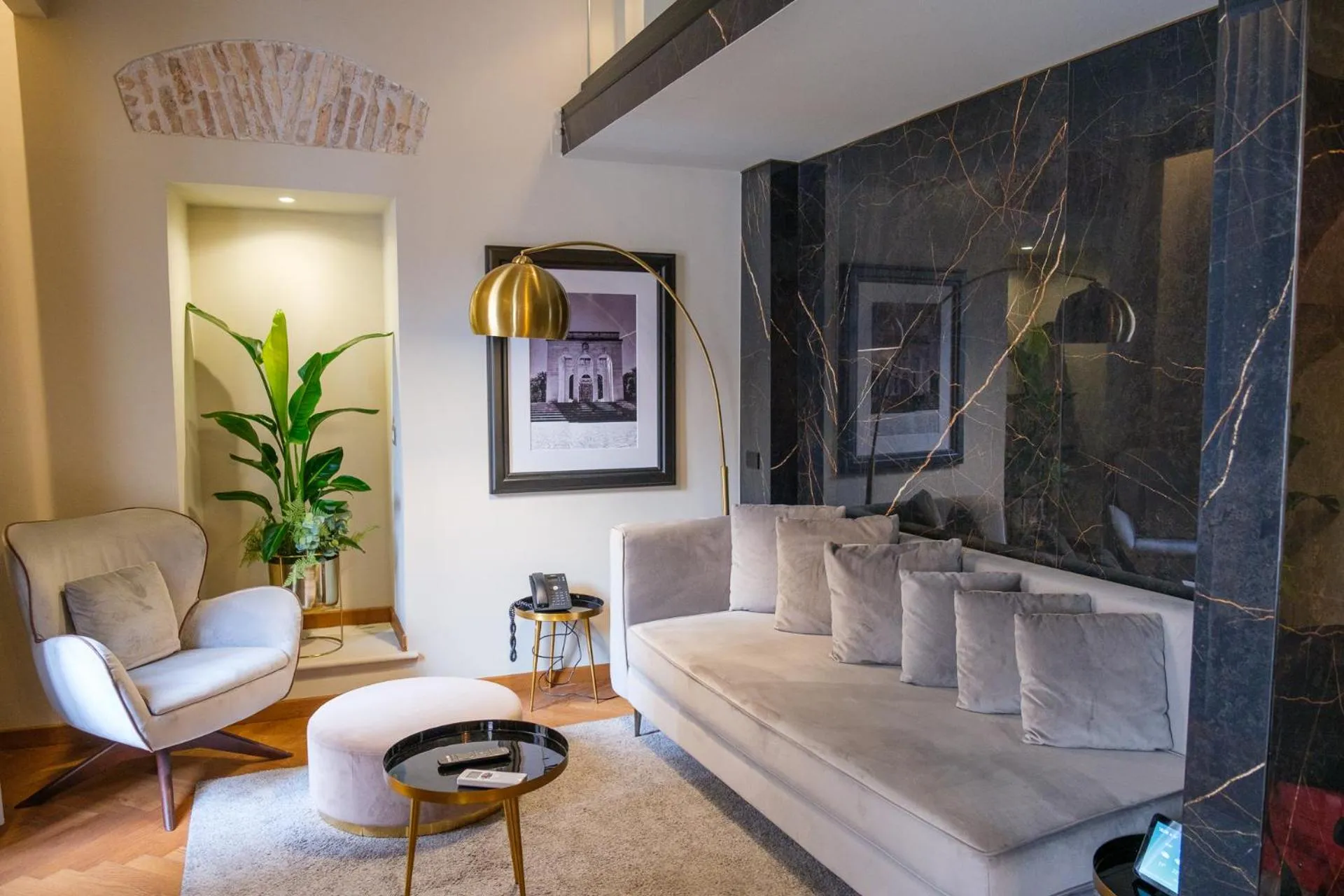 Living room in Antico Albergo del Sole al Pantheon