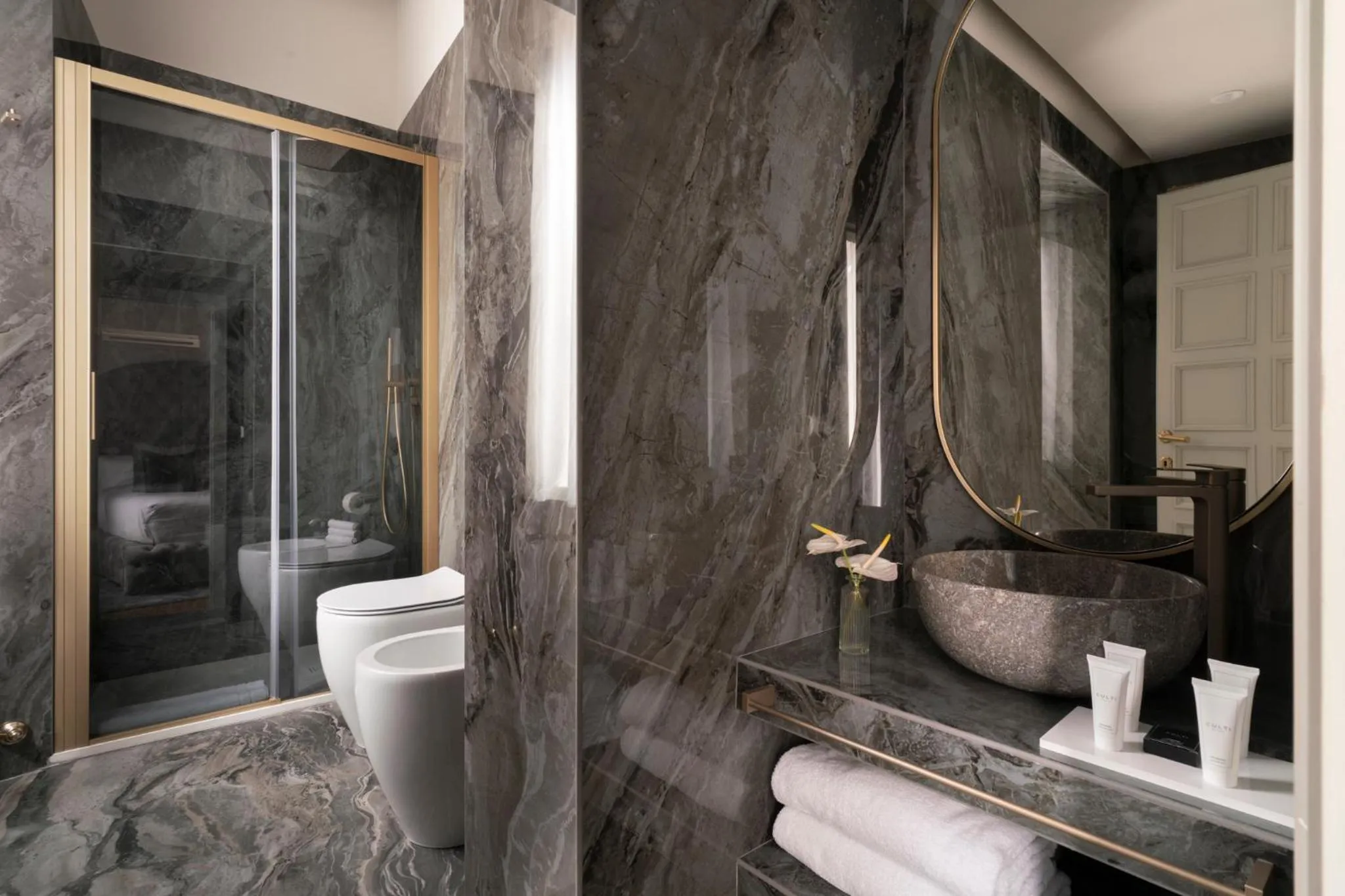 Shower in Antico Albergo del Sole al Pantheon