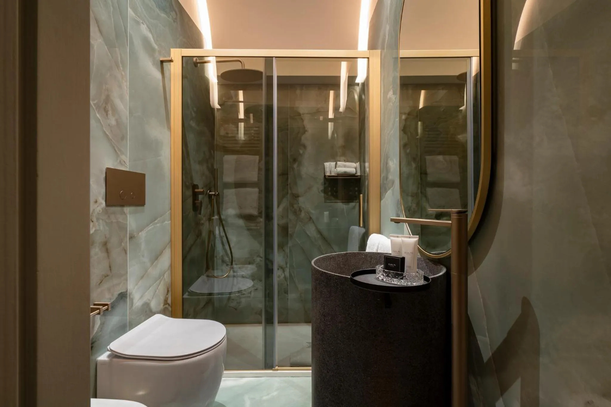 Shower in Antico Albergo del Sole al Pantheon