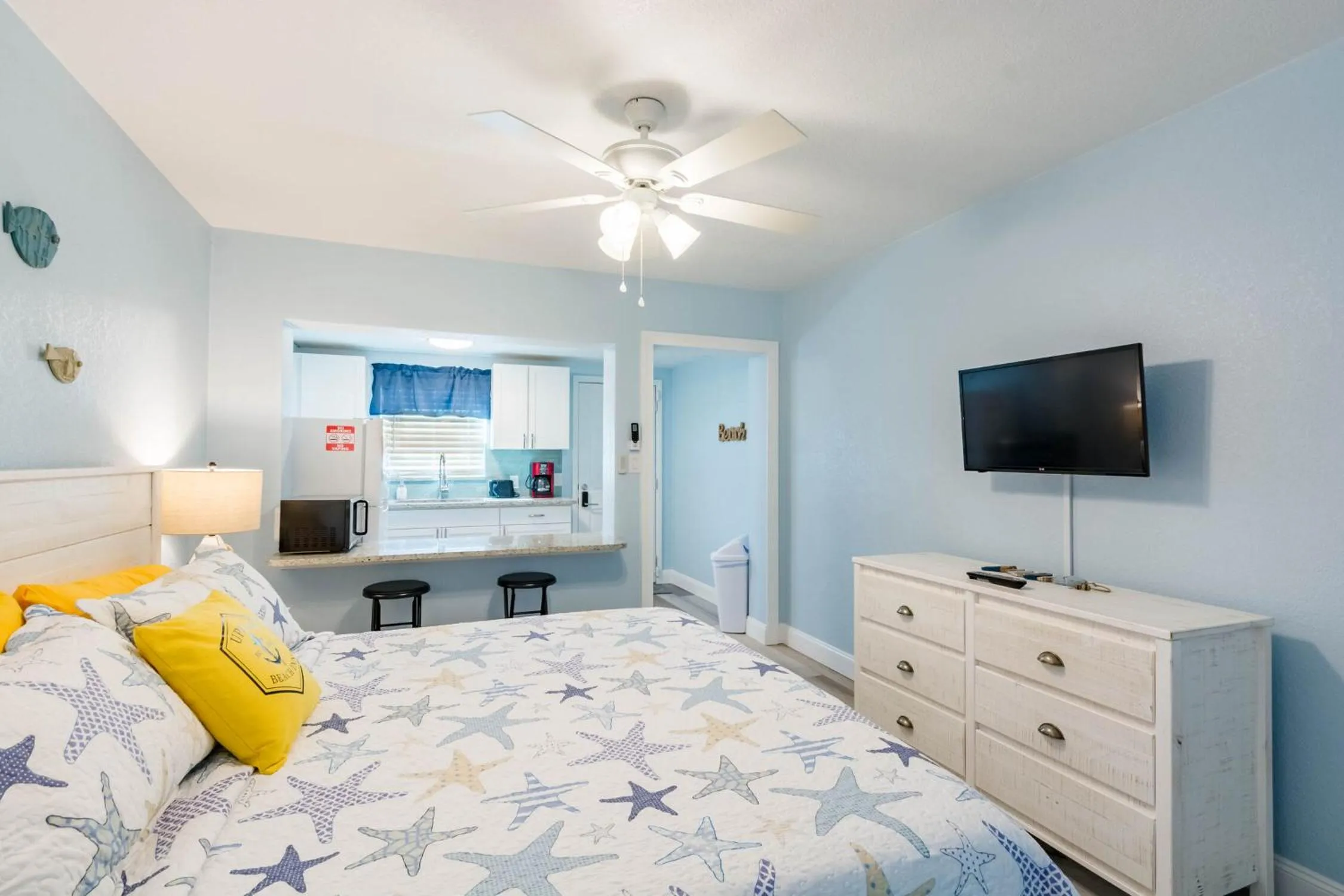 TV and multimedia, Bed in Upham Beach Inn