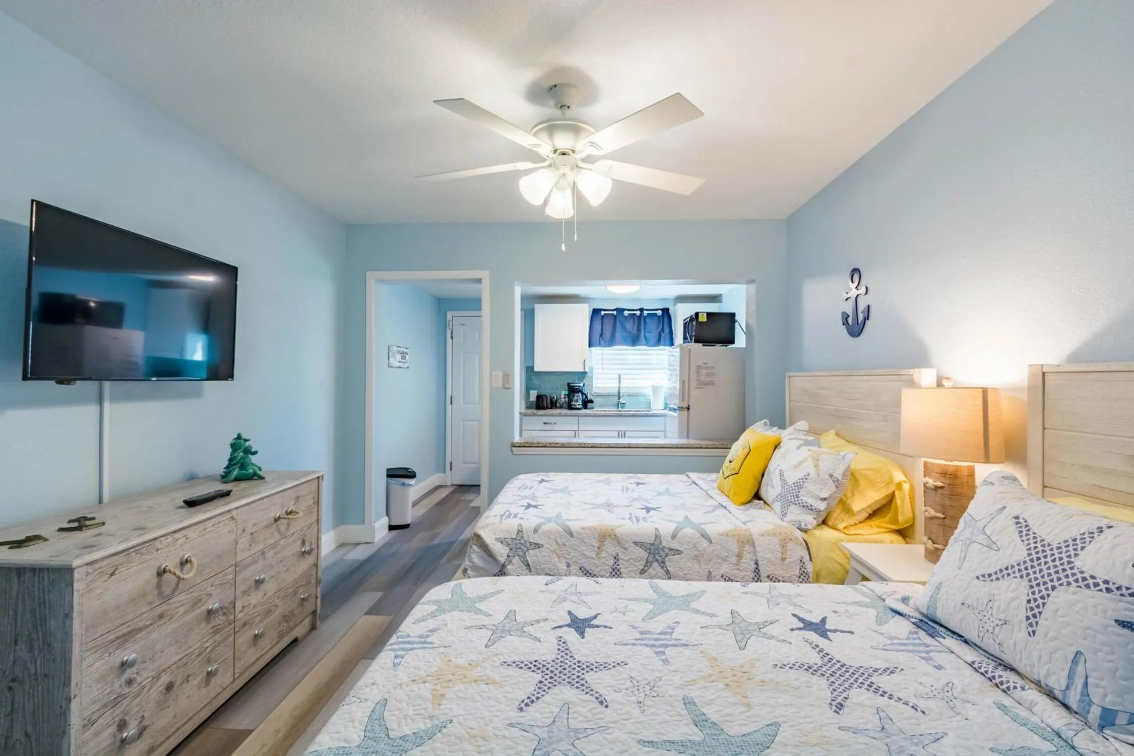 TV and multimedia, Bed in Upham Beach Inn