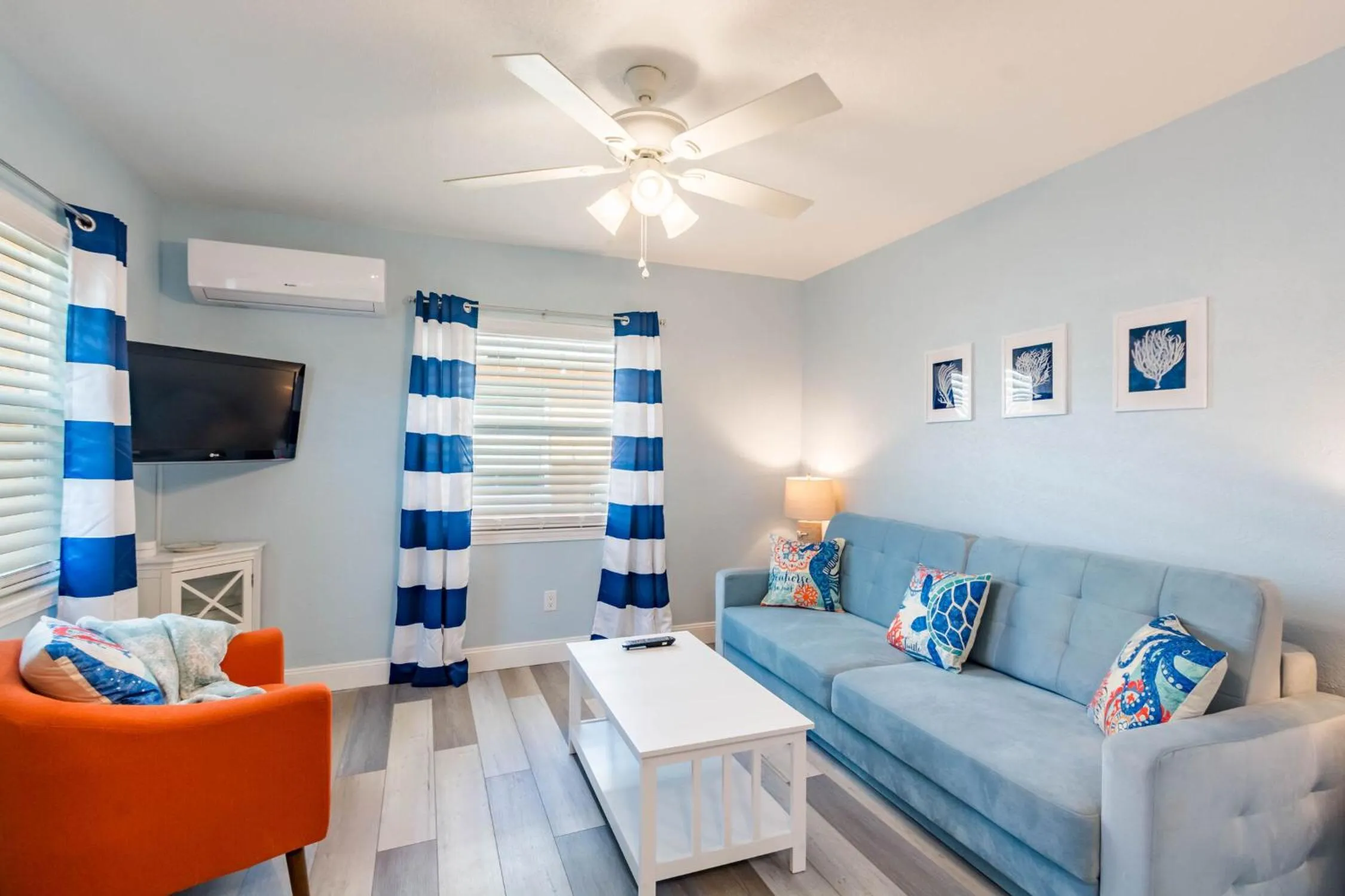 Living room in Upham Beach Inn