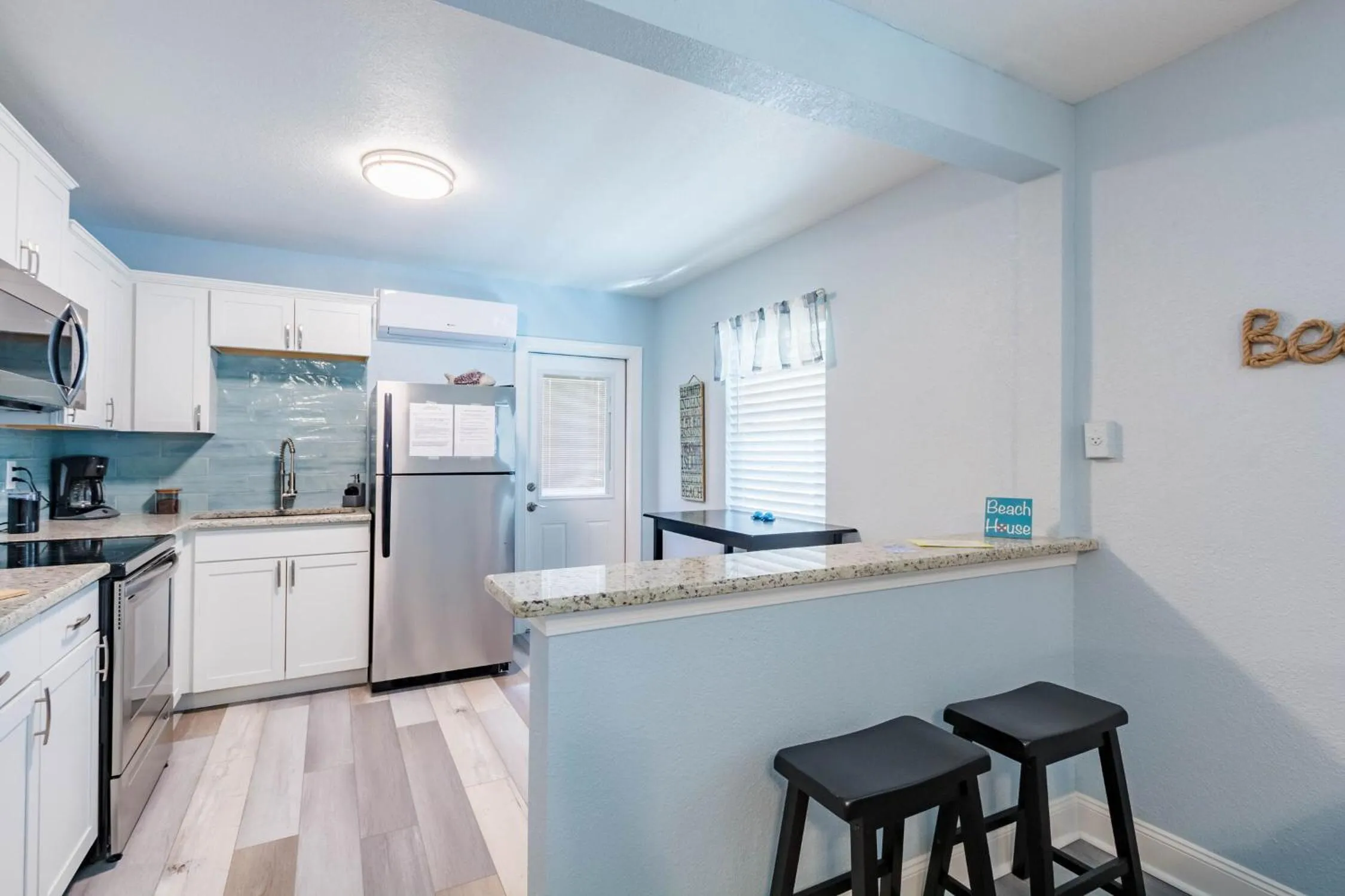 Kitchen or kitchenette in Upham Beach Inn