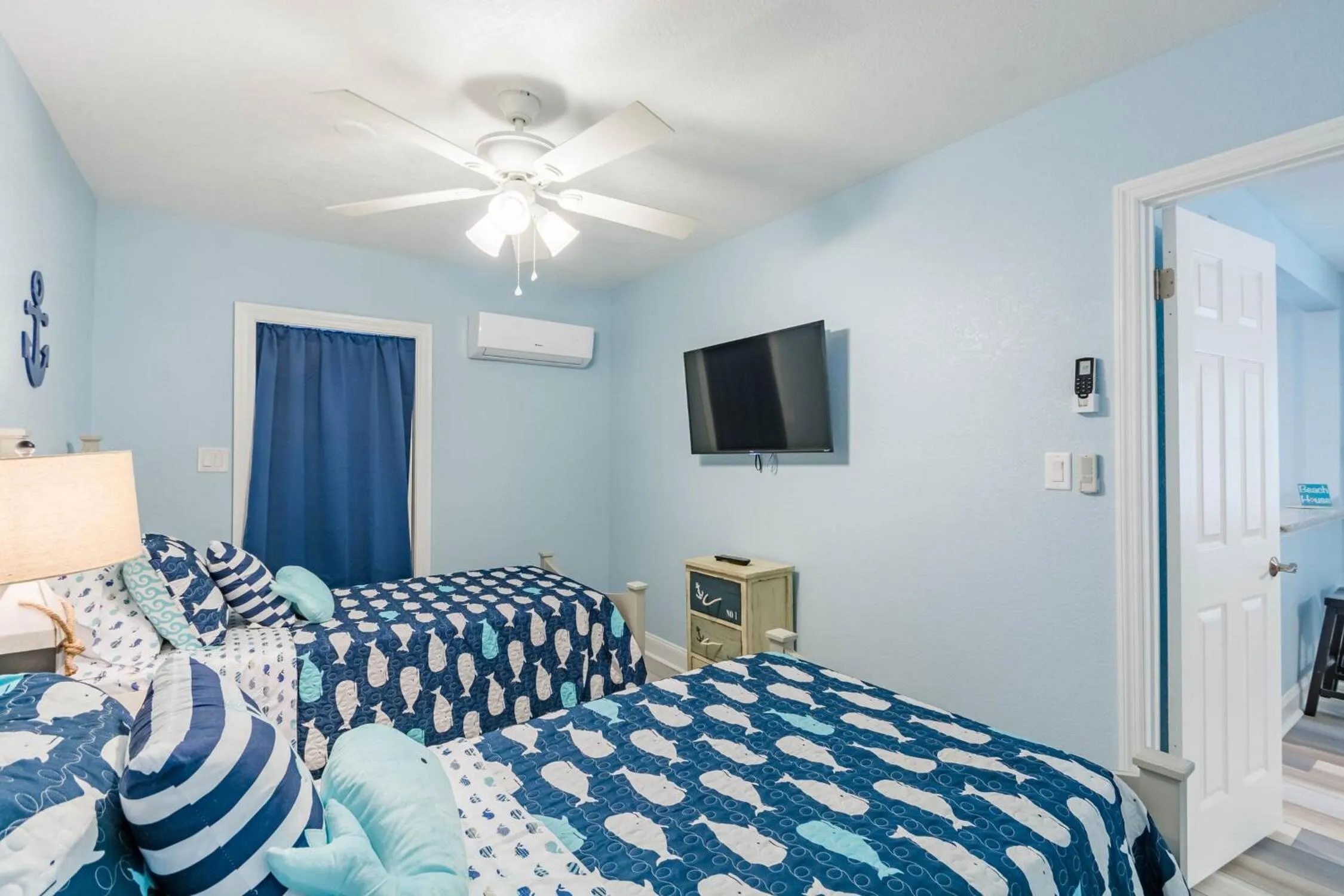 Bed in Upham Beach Inn